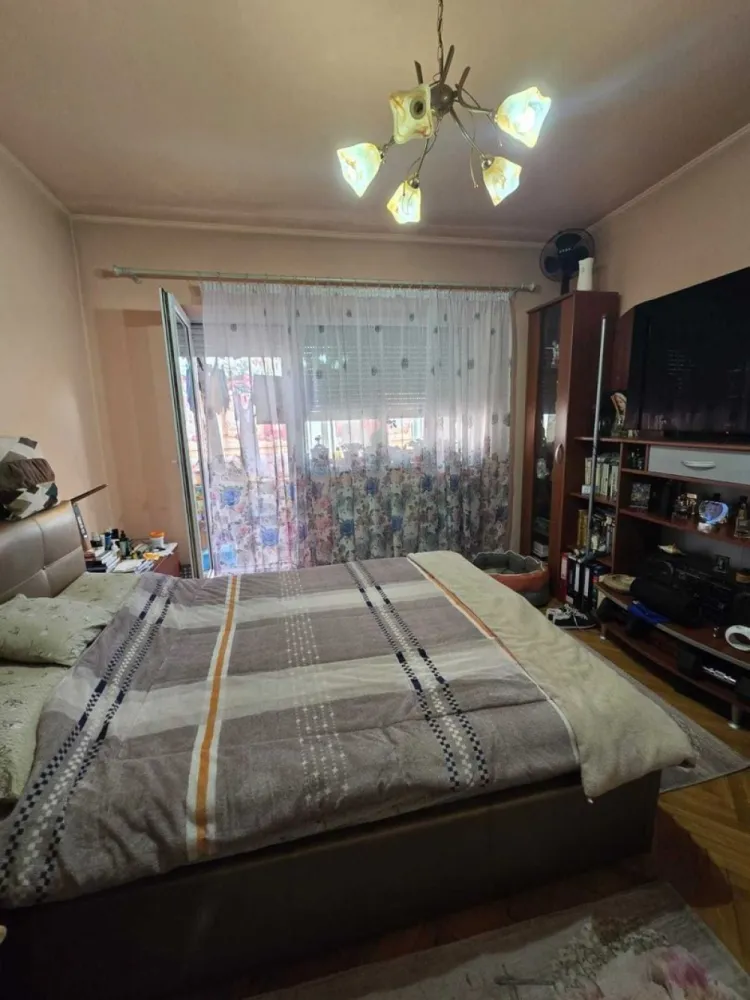 BRASADAS vinde ap 4 cam etaj 8 Centru Nou. - Agenția imobiliara BRASADAS vinde apartament semidecomandat cu 4 camere, situat in Centru Nou cu vedere la Somes, situat la etajul 8, cu o suprafață utilă de 100 mp.
Livingul este luminos, cu pardoseli din laminat și pereți în nuanțe calde și tonuri calde. 
Dormitoarele beneficiază de pardoseli din lemn și au acces la un balcon cu vedere spre Somes.
Bucătăria este dotată cu electrocasnice esențiale, cum ar fi frigiderul, plita cu gaz, cuptor electric si masina de spalat vase, având o atmosferă primitoare, datorită iluminării naturale. 
Baia este finisată, cu plăci ceramice și dispune de duș, chiuvetă și toaletă.
Tot apartamentul a fost reinnoit.
Www.brasadas.com.