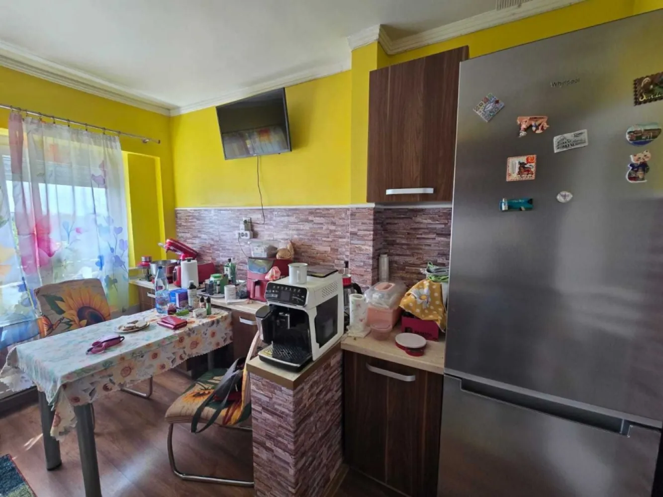 BRASADAS vinde ap 4 cam etaj 8 Centru Nou. - Agenția imobiliara BRASADAS vinde apartament semidecomandat cu 4 camere, situat in Centru Nou cu vedere la Somes, situat la etajul 8, cu o suprafață utilă de 100 mp.
Livingul este luminos, cu pardoseli din laminat și pereți în nuanțe calde și tonuri calde. 
Dormitoarele beneficiază de pardoseli din lemn și au acces la un balcon cu vedere spre Somes.
Bucătăria este dotată cu electrocasnice esențiale, cum ar fi frigiderul, plita cu gaz, cuptor electric si masina de spalat vase, având o atmosferă primitoare, datorită iluminării naturale. 
Baia este finisată, cu plăci ceramice și dispune de duș, chiuvetă și toaletă.
Tot apartamentul a fost reinnoit.
Www.brasadas.com.