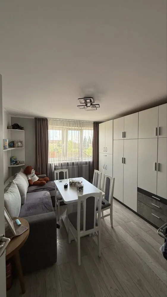 BRASADAS vinde ap 2 cam etaj 2/4 Dariu Pop decomandat. - Agenția imobiliara BRASADAS vinde apartament cu doua camere din cărămidă pe strada Dariu Pop la etajul 2/4 în mijloc cu costuri foarte mici de întreținere. 
Imobilul a fost renovat în TOTALITATE (la cerere dispun de poze de dinainte de renovare) centrala termică nouă și toate instalațiile noi.
Anul trecut a fost instalat aerul condiționat, dispune de toate condițiile necesare, nu necesită investiție.
Se vinde exact ca în poze mobilat
fără electrocasnice (frigider, TV și mașina de spălat)
Parcare rezervată 

Www.brasadas.com.