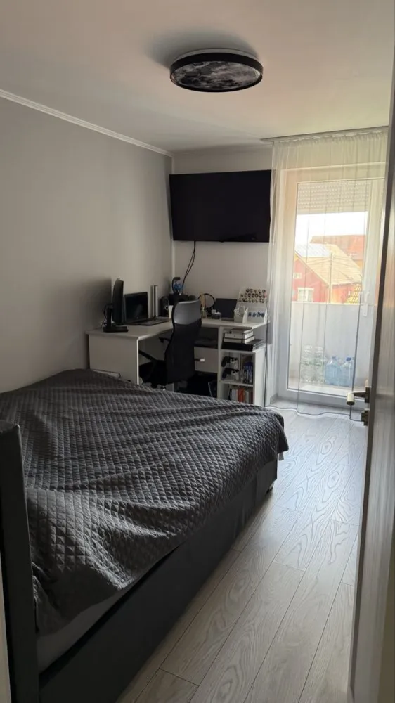 BRASADAS vinde ap 2 cam etaj 2/4 Dariu Pop decomandat. - Agenția imobiliara BRASADAS vinde apartament cu doua camere din cărămidă pe strada Dariu Pop la etajul 2/4 în mijloc cu costuri foarte mici de întreținere. 
Imobilul a fost renovat în TOTALITATE (la cerere dispun de poze de dinainte de renovare) centrala termică nouă și toate instalațiile noi.
Anul trecut a fost instalat aerul condiționat, dispune de toate condițiile necesare, nu necesită investiție.
Se vinde exact ca în poze mobilat
fără electrocasnice (frigider, TV și mașina de spălat)
Parcare rezervată 

Www.brasadas.com.