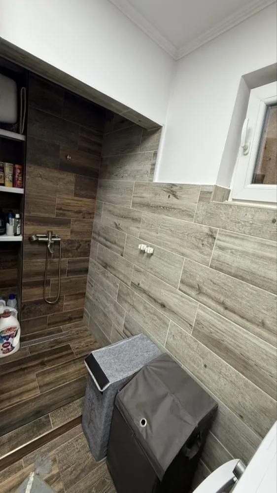 BRASADAS vinde ap 2 cam etaj 2/4 Dariu Pop decomandat. - Agenția imobiliara BRASADAS vinde apartament cu doua camere din cărămidă pe strada Dariu Pop la etajul 2/4 în mijloc cu costuri foarte mici de întreținere. 
Imobilul a fost renovat în TOTALITATE (la cerere dispun de poze de dinainte de renovare) centrala termică nouă și toate instalațiile noi.
Anul trecut a fost instalat aerul condiționat, dispune de toate condițiile necesare, nu necesită investiție.
Se vinde exact ca în poze mobilat
fără electrocasnice (frigider, TV și mașina de spălat)
Parcare rezervată 

Www.brasadas.com.