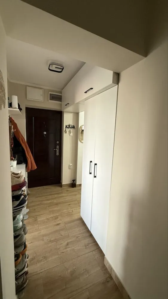 BRASADAS vinde ap 2 cam etaj 2/4 Dariu Pop decomandat. - Agenția imobiliara BRASADAS vinde apartament cu doua camere din cărămidă pe strada Dariu Pop la etajul 2/4 în mijloc cu costuri foarte mici de întreținere. 
Imobilul a fost renovat în TOTALITATE (la cerere dispun de poze de dinainte de renovare) centrala termică nouă și toate instalațiile noi.
Anul trecut a fost instalat aerul condiționat, dispune de toate condițiile necesare, nu necesită investiție.
Se vinde exact ca în poze mobilat
fără electrocasnice (frigider, TV și mașina de spălat)
Parcare rezervată 

Www.brasadas.com.