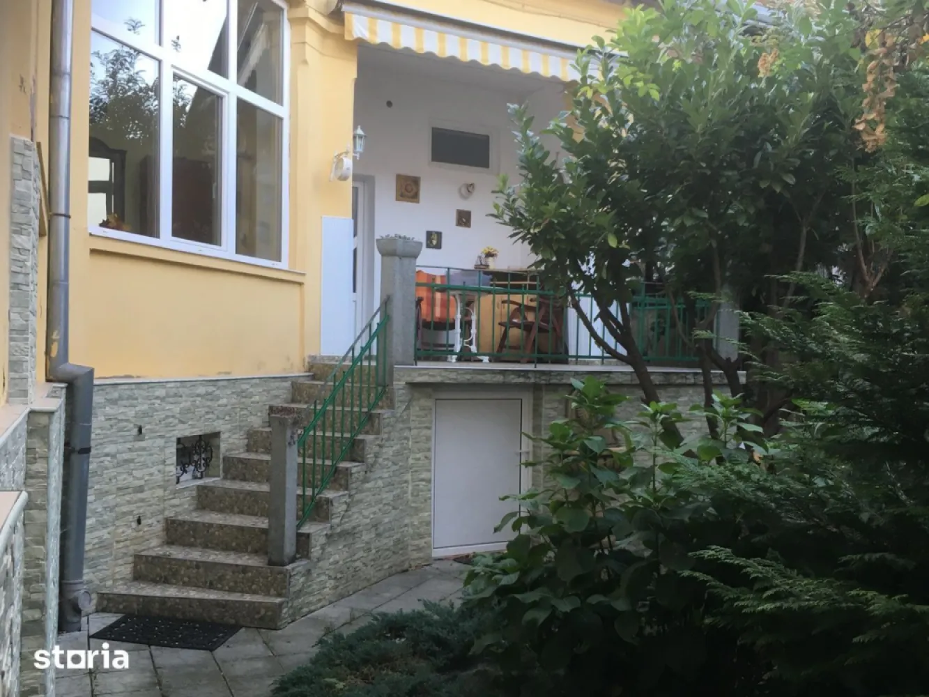 BRASADAS vinde casa mobilata in zona ULTRACENTRALA. - Agenția imobiliara BRASADAS vinde proprietate compusă din două apartamente cu intrare comună dezmembrate, fiecare cu C.F. separat. 

Apartamentul 1 (vezi poze), cu suprafață utilă de 124 mp, este compus din două dormitoare decomandate, living spațios, două băi cu cabină de duș, bucătărie cu câmară rece, antreu spațios, terasă, pivniță 98 mp (amenajată, compusă din șase încăperi și antreu), acces auto. Înălțimea camerelor: 3,5 m. Apartamentul a fost renovat din temelii în anul 2015. Acoperiș schimbat în urmă cu 5 ani. Acoperiș înalt, se poate mansarda o suprafață de aproximativ 80 mp.

Apartamentul 2, cu suprafață utilă de 97 mp, este compus din trei camere, bucătărie cu câmară rece, baie, debara, antreu. In prezent, este utilizat ca depozit și necesită renovare și schimbarea acoperișului. 

Curtea comună este de 311 mp, bogată în vegetație ornamentală, are loc de picnic și relaxare. Localizare centrală. 

Funcționalitate: ideală pentru familii extinse cu copii, închiriere sau locuință personală combinată cu spațiu pentru birou. Proprietatea oferă flexibilitate, confort și un amplasament central, fiind potrivită pentru multiple scopuri. Proprietatea se vinde mobilată și dotată cu echipamentele, aparatura existentă. Pregătit pentru mutare sau închiriere.

Www.brasadas.com.