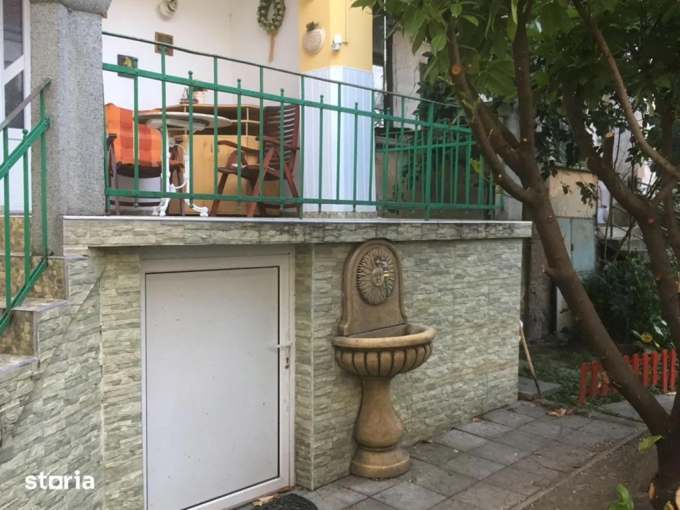BRASADAS vinde casa mobilata in zona ULTRACENTRALA. - Agenția imobiliara BRASADAS vinde proprietate compusă din două apartamente cu intrare comună dezmembrate, fiecare cu C.F. separat. 

Apartamentul 1 (vezi poze), cu suprafață utilă de 124 mp, este compus din două dormitoare decomandate, living spațios, două băi cu cabină de duș, bucătărie cu câmară rece, antreu spațios, terasă, pivniță 98 mp (amenajată, compusă din șase încăperi și antreu), acces auto. Înălțimea camerelor: 3,5 m. Apartamentul a fost renovat din temelii în anul 2015. Acoperiș schimbat în urmă cu 5 ani. Acoperiș înalt, se poate mansarda o suprafață de aproximativ 80 mp.

Apartamentul 2, cu suprafață utilă de 97 mp, este compus din trei camere, bucătărie cu câmară rece, baie, debara, antreu. In prezent, este utilizat ca depozit și necesită renovare și schimbarea acoperișului. 

Curtea comună este de 311 mp, bogată în vegetație ornamentală, are loc de picnic și relaxare. Localizare centrală. 

Funcționalitate: ideală pentru familii extinse cu copii, închiriere sau locuință personală combinată cu spațiu pentru birou. Proprietatea oferă flexibilitate, confort și un amplasament central, fiind potrivită pentru multiple scopuri. Proprietatea se vinde mobilată și dotată cu echipamentele, aparatura existentă. Pregătit pentru mutare sau închiriere.

Www.brasadas.com.