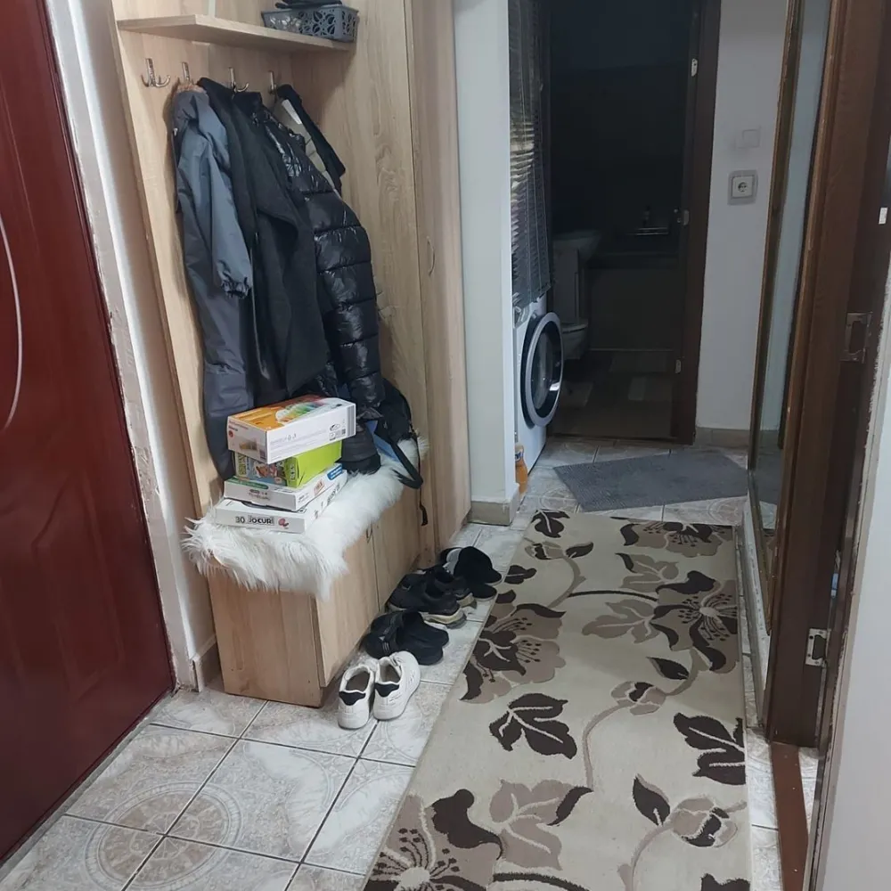 BRASADAS vinde ap 2 cam etaj 3/4 Soarelui. - Agenția imobiliara BRASADAS vinde apartament cu 2 camere decomandat,cu 2 balcoane ,unul inchis si unul deschis ,situat la etajul 3. Interiorul este luminos cu pardoseli laminate și gresie. Mobilierul are un stil contemporan, oferind un ambient plăcut.Apartamentul este mobilat si utilat cu :aragaz,frigider,masina de spalat rufe,mobilier in toate incaperile.
Apartamentul se află într-o zonă urbană, aproape de diverse puncte de interes. La doar câțiva pași găsești Podul Transilvania. De asemenea, parcurile din apropiere oferă un spațiu verde ideal pentru relaxare. Accesul la transportul public este facil, iar stațiile de autobuz sunt foarte aproape.
Www.brasadas.com.