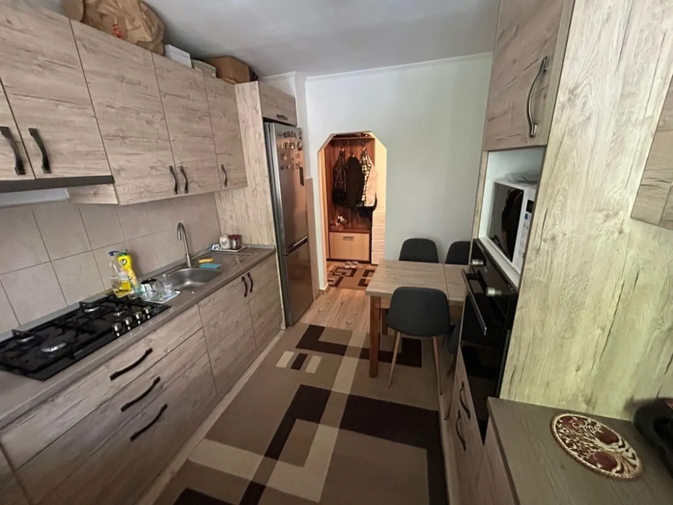 BRASADAS vinde ap 2 cam la PARTER in Micro 16. - Agenția imobiliara BRASADAS vinde apartament 2 camere in zona Micro 16 cu suprafața utila de 53 mp. la PARTER 

Imobilul este amplasat într-o zonă liniștită și bine conectată din cartierul Micro 16, Satu Mare, aproape de piață, stație RATP, școli, grădiniță ..

Descriere apartament
Apartamentul are o suprafață generoasă de 53 mp utili și este situat la parter într-un bloc construit din BCA.
Compartimentarea este semidecomandată, oferind un echilibru foarte bun între: intimitate, luminozitate si spațiu util

Compartimentare:
2 dormitoare 
1 living luminos
1 bucătărie mare
1 baie
1 boxă la beci

Bloc din BCA – rezistență și confort termic. Boxă la beci 
Teren de joaca pentru copii