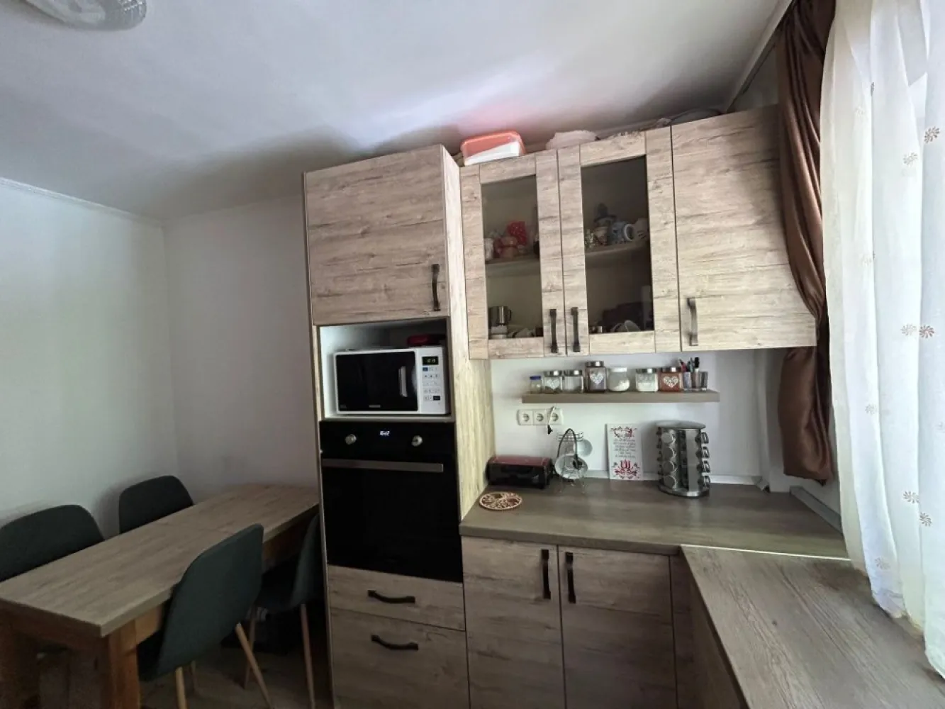 BRASADAS vinde ap 2 cam la PARTER in Micro 16. - Agenția imobiliara BRASADAS vinde apartament 2 camere in zona Micro 16 cu suprafața utila de 53 mp. la PARTER 

Imobilul este amplasat într-o zonă liniștită și bine conectată din cartierul Micro 16, Satu Mare, aproape de piață, stație RATP, școli, grădiniță ..

Descriere apartament
Apartamentul are o suprafață generoasă de 53 mp utili și este situat la parter într-un bloc construit din BCA.
Compartimentarea este semidecomandată, oferind un echilibru foarte bun între: intimitate, luminozitate si spațiu util

Compartimentare:
2 dormitoare 
1 living luminos
1 bucătărie mare
1 baie
1 boxă la beci

Bloc din BCA – rezistență și confort termic. Boxă la beci 
Teren de joaca pentru copii