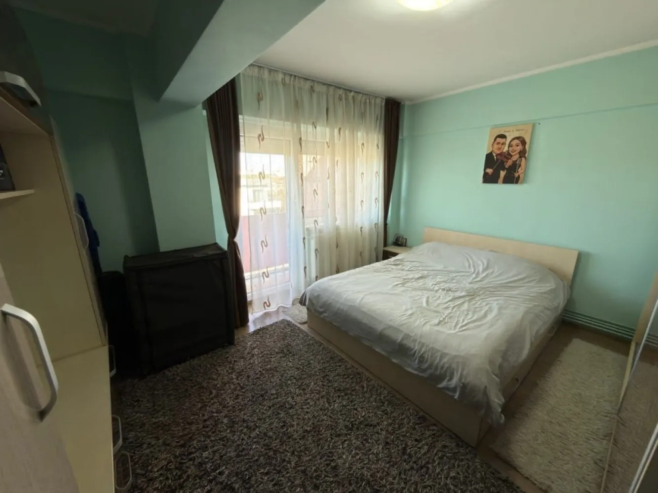BRASADAS vinde ap 3 cam etaj 4/4 in Micro 17. - Agenția imobiliara BRASADAS vinde apartament mobilat cu 3 camere in Satu Mare cartier micro 17 
70 mp. la etajul 4/4.

- Doua băi ( una de serviciu/ una cu cadă)
- Bucătărie spațioasa cu mobilă in stare perfectă
- Aer conditionat 
- Terasă foarte spatioasă
- Geamuri termopan
- Usi interior noi 
- Usa intrare noua si solida
- Parchet in stare perfecta
- Centrala termica
- Balcon la una dintre camere 
- Camară
- Beci
- Scara curata, linistita si acces cu interfon 
- Zona accesibilă( farmacie, magazin, statie RATB, Scoala, gradinita, parc)
 
Www.brasadas.com.