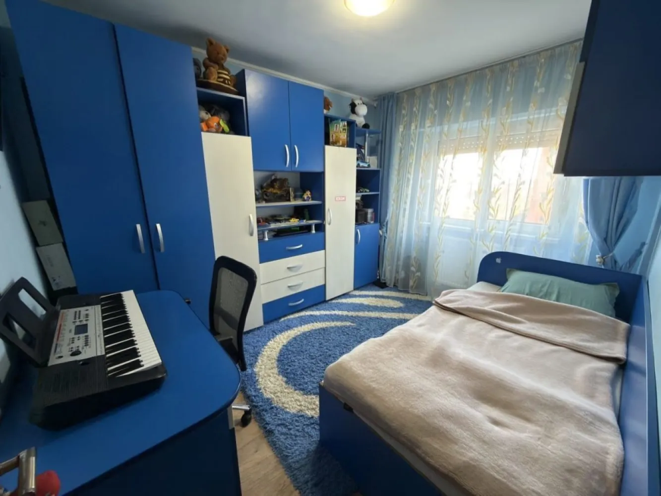 BRASADAS vinde ap 3 cam etaj 4/4 in Micro 17. - Agenția imobiliara BRASADAS vinde apartament mobilat cu 3 camere in Satu Mare cartier micro 17 
70 mp. la etajul 4/4.

- Doua băi ( una de serviciu/ una cu cadă)
- Bucătărie spațioasa cu mobilă in stare perfectă
- Aer conditionat 
- Terasă foarte spatioasă
- Geamuri termopan
- Usi interior noi 
- Usa intrare noua si solida
- Parchet in stare perfecta
- Centrala termica
- Balcon la una dintre camere 
- Camară
- Beci
- Scara curata, linistita si acces cu interfon 
- Zona accesibilă( farmacie, magazin, statie RATB, Scoala, gradinita, parc)
 
Www.brasadas.com.
