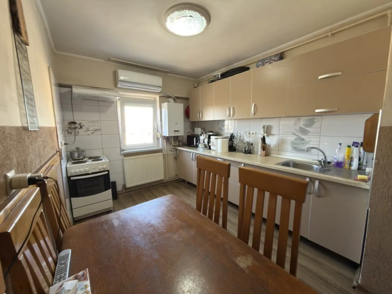 BRASADAS vinde ap 3 cam etaj 4/4 in Micro 17. - Agenția imobiliara BRASADAS vinde apartament mobilat cu 3 camere in Satu Mare cartier micro 17 
70 mp. la etajul 4/4.

- Doua băi ( una de serviciu/ una cu cadă)
- Bucătărie spațioasa cu mobilă in stare perfectă
- Aer conditionat 
- Terasă foarte spatioasă
- Geamuri termopan
- Usi interior noi 
- Usa intrare noua si solida
- Parchet in stare perfecta
- Centrala termica
- Balcon la una dintre camere 
- Camară
- Beci
- Scara curata, linistita si acces cu interfon 
- Zona accesibilă( farmacie, magazin, statie RATB, Scoala, gradinita, parc)
 
Www.brasadas.com.