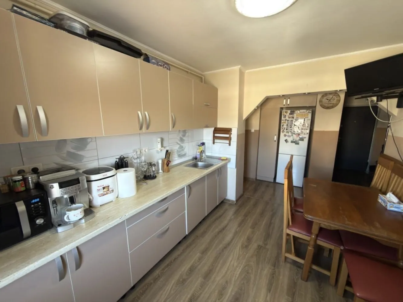 BRASADAS vinde ap 3 cam etaj 4/4 in Micro 17. - Agenția imobiliara BRASADAS vinde apartament mobilat cu 3 camere in Satu Mare cartier micro 17 
70 mp. la etajul 4/4.

- Doua băi ( una de serviciu/ una cu cadă)
- Bucătărie spațioasa cu mobilă in stare perfectă
- Aer conditionat 
- Terasă foarte spatioasă
- Geamuri termopan
- Usi interior noi 
- Usa intrare noua si solida
- Parchet in stare perfecta
- Centrala termica
- Balcon la una dintre camere 
- Camară
- Beci
- Scara curata, linistita si acces cu interfon 
- Zona accesibilă( farmacie, magazin, statie RATB, Scoala, gradinita, parc)
 
Www.brasadas.com.