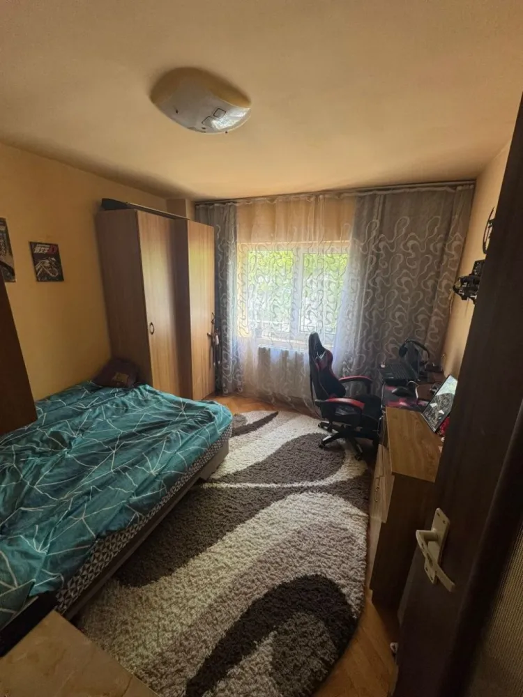 BRASADAS vinde ap 3 cam in Micro 16 etaj 2/4. - Agenția imobiliara BRASADAS vinde apartament cu 3 camere, cu suprafață utilă de 66 mp, situat în cartierul Micro 16, la etajul 2/4, într-o zonă liniștită și bine poziționată. 

Locuința are o compartimentare practică, cu două băi, living spațios cu balcon închis, bucătărie separată cu cămară și două dormitoare, fiind potrivită pentru o familie, oferind confort și spațiu bine organizat.

Apartamentul beneficiază de o poziționare foarte bună, având în apropiere parc, magazine și stație de autobuz, ceea ce oferă acces la toate facilitățile necesare.

În plus, proprietatea dispune de două compartimente in beci pentru depozitare și un loc de parcare rezervat. Se vinde parțial mobilat, o parte din mobilier rămânând în apartament.

Www.brasadas.com.