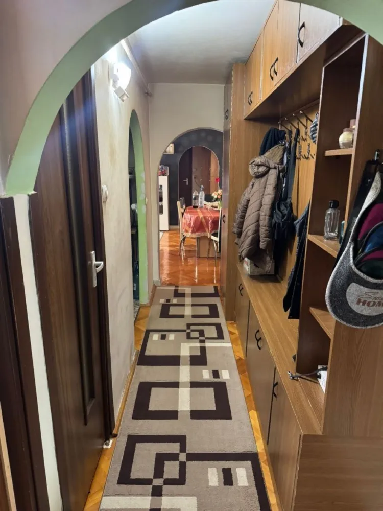 BRASADAS vinde ap 3 cam in Micro 16 etaj 2/4. - Agenția imobiliara BRASADAS vinde apartament cu 3 camere, cu suprafață utilă de 66 mp, situat în cartierul Micro 16, la etajul 2/4, într-o zonă liniștită și bine poziționată. 

Locuința are o compartimentare practică, cu două băi, living spațios cu balcon închis, bucătărie separată cu cămară și două dormitoare, fiind potrivită pentru o familie, oferind confort și spațiu bine organizat.

Apartamentul beneficiază de o poziționare foarte bună, având în apropiere parc, magazine și stație de autobuz, ceea ce oferă acces la toate facilitățile necesare.

În plus, proprietatea dispune de două compartimente in beci pentru depozitare și un loc de parcare rezervat. Se vinde parțial mobilat, o parte din mobilier rămânând în apartament.

Www.brasadas.com.
