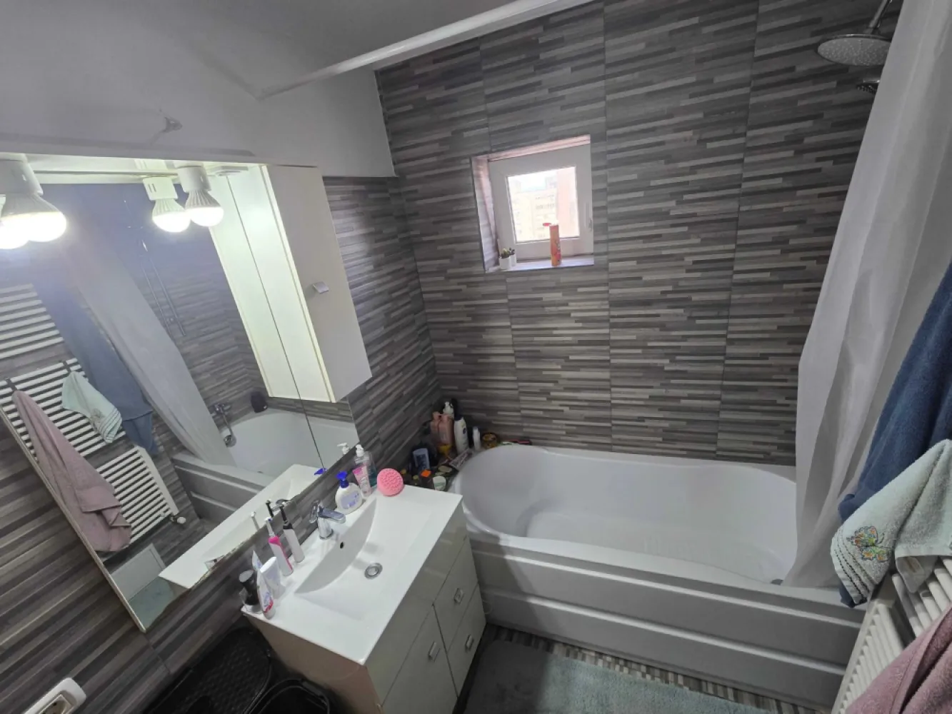 BRASADAS vinde ap 4 cam etaj 10/10 in Centru Nou. - Agenția imobiliara BRASADAS vinde apartament situat in Centru Nou, într-o zonă foarte bună, aproape de toate punctele de interes. 
Apartamentul este ideal atât pentru locuit, cât și pentru investiție.
Se accepta si variante de schimb cu casă sau alt apartament + diferență, în funcție de ofertă.
Www.brasadas.com.