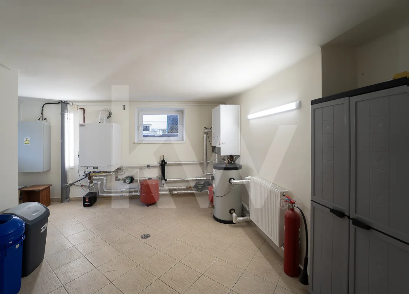 Sediul tău în Sibiu Clădire de birouri, independență energetică, parcare privată - Keller Williams Sibiu vă prezintă, în regim de reprezentare exclusivă, un imobil de clasă A+ situat în zona centrală a orașului, foarte aproape de parcul Sub Arini. Această proprietate nu este doar un spațiu de birouri, ci un ecosistem tehnologic sustenabil, pregătit să ofere afacerii dumneavoastră prestigiu și eficiență operațională maximă. Important: Pentru această proprietate, oferim comision 0% cumpărător.

Detalii Tehnice și Compartimentare (370 mp Utili)
Imobilul impresionează prin utilizarea inteligentă a fiecărui metru pătrat, având un regim de înălțime D + P + M + Pod:
Demisol (92.27 mp): Spații versatile pentru depozitare, arhivă sau activități tehnice.
Parter (101.28 mp): Zonă oficială de recepție și birouri, cu acces facilitat.
Mansardă (125.35 mp): Spațiu amplu, luminos, ideal pentru echipe creative sau săli de conferință.
Pod (51.51 mp): Spațiu suplimentar util pentru depozitare sau extindere.
Teren total: 470 mp (amprentă la sol 150 mp).
Sustenabilitate și Costuri Minime (Clasa Energetică A+)
Clădirea este proiectată pentru a fi un centru de profit prin economisirea resurselor:
Energie: Sistem de panouri fotovoltaice de 21.75 kWp și branșament trifazic (+25 kW).
Climatizare: Sistem hibrid cu Pompă de căldură și centrală Viessmann integrate.
Iluminat: Exclusiv LED pentru un consum redus.
Dotări Premium și Facilități:
Mobilitate: 6 locuri de parcare private (unul cu priză încărcare mașină electrică) și rastel pentru 12 biciclete.
Accesibilitate: Poartă automată și lift special pentru accesul persoanelor în scaun rulant.
Tehnologie de lucru: Whiteboard-uri generoase, ecran de proiecție retractabil, TV Panasonic și sisteme de aer condiționat.
Siguranță: Supraveghere video, control acces și dotări PSI (extinctoare).

De ce să investești aici?
Situată într-o zonă strategică (Parcul Sub Arini), această clădire reprezintă vârful de gamă în imobiliarele comerciale din Sibiu. Este spațiul unde sustenabilitatea întâlnește confortul modern, oferind angajaților tăi cel mai bun mediu de lucru posibil. În plus, achiziția este facilitată de beneficiul comision 0% pentru cumpărător, transformând această tranzacție într-o investiție și mai eficientă.

Ești gata să îți muți afacerea la nivelul următor?
Această proprietate este pregătită să își primească noii proprietari fără a necesita investiții suplimentare. O clădire cu astfel de dotări energetice și locație premium este o oportunitate rară pe piața din Sibiu.

Sună acum pentru a programa o vizionare privată. Haide să discutăm despre cum acest imobil poate deveni noul tău sediu de succes!