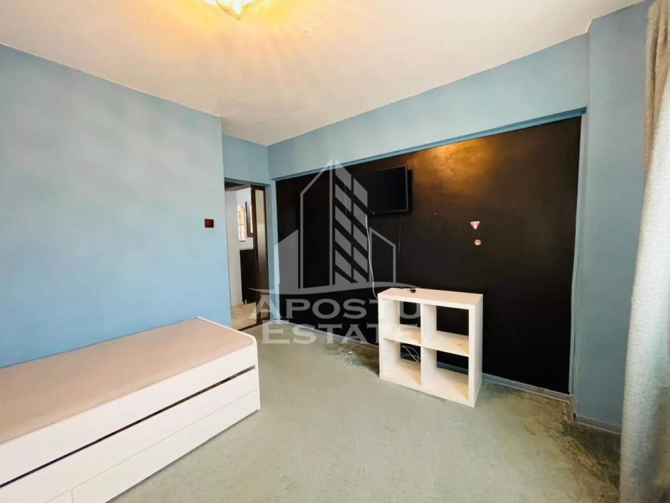 Apartament 2 camere, etaj 1/zona Uta/62mp - Apostu Estate va propune spre inchiriere un apartament cu 2 camere, spațios și luminos, situat la etajul 1, într-o zonă excelentă și foarte căutată – lângă Stadionul UTA. Proprietatea este ideală pentru cei care își doresc confort, accesibilitate și mutare imediată.
Dotări și avantaje: Complet mobilat și utilat: Totul este pregătit pentru confortul tău.
Bucătărie completă: Frigider, aragaz și toate electrocasnicele necesare.
Spălătorie proprie: Mașină de spălat rufe ȘI uscător de rufe separat.
Depozitare excelentă: 2 spații generoase pentru depozitare (debara/pantofar/haine).
Confort termic: Balcon închis, ideal pentru relaxare sau extra-depozitare.
Poziționare perfectă: Etajul 1, acces facil și rapid. 
Localizare și facilități (Zona UTA):Apartamentul se află într-o locație de top, cu toate facilitățile zilnice la doar câteva minute de mers pe jos:
Supermarketuri și magazine,
Stații de transport în comun (tramvai/autobuz)Restaurante, cafenele și farmacii.
Acces rapid către punctele de interes ale orașului
Blocul este anvelopat.
Potrivit pentru o familie sau cuplu.
CP3131058
