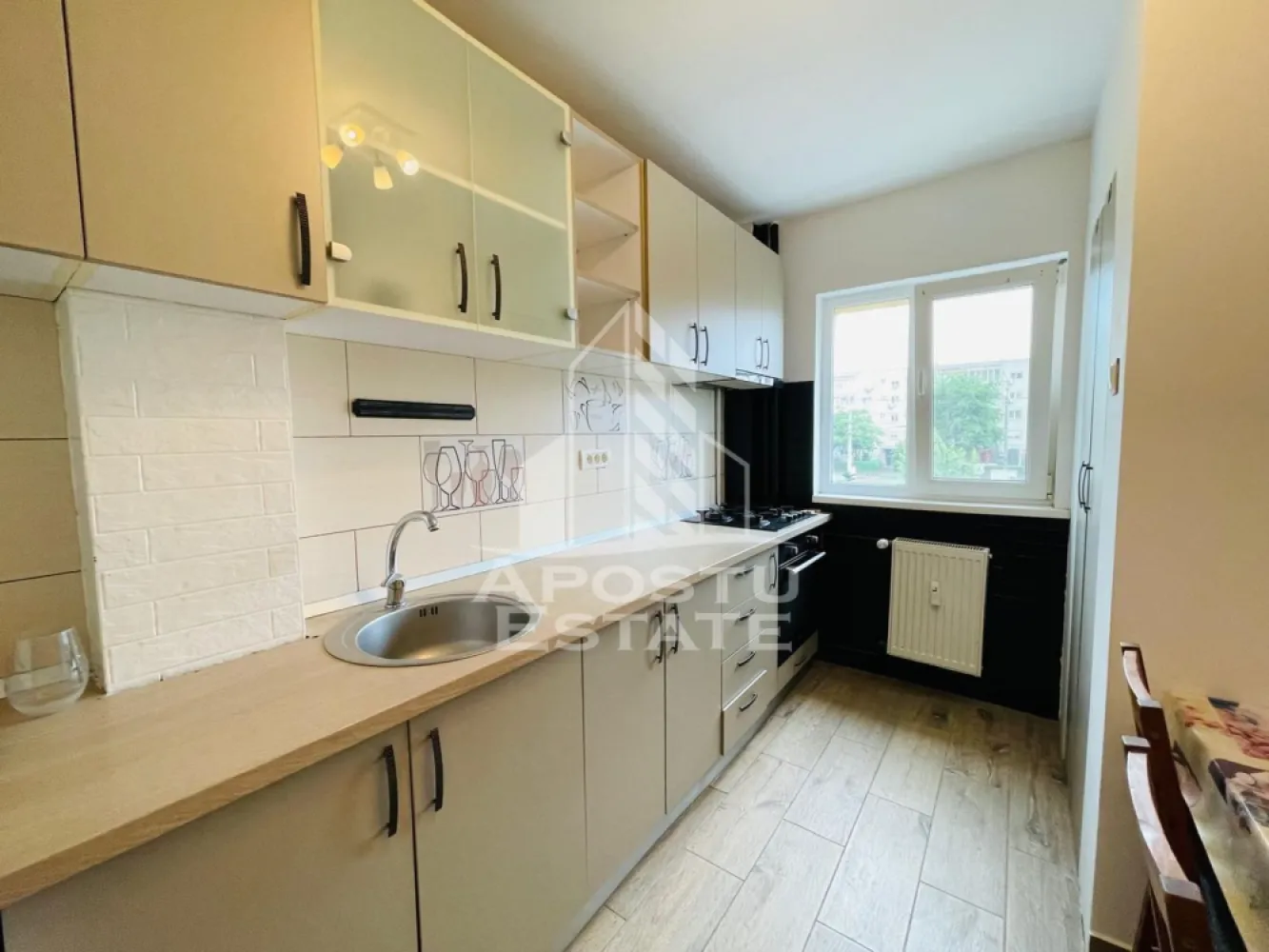 Apartament 2 camere, etaj 1/zona Uta/62mp - Apostu Estate va propune spre inchiriere un apartament cu 2 camere, spațios și luminos, situat la etajul 1, într-o zonă excelentă și foarte căutată – lângă Stadionul UTA. Proprietatea este ideală pentru cei care își doresc confort, accesibilitate și mutare imediată.
Dotări și avantaje: Complet mobilat și utilat: Totul este pregătit pentru confortul tău.
Bucătărie completă: Frigider, aragaz și toate electrocasnicele necesare.
Spălătorie proprie: Mașină de spălat rufe ȘI uscător de rufe separat.
Depozitare excelentă: 2 spații generoase pentru depozitare (debara/pantofar/haine).
Confort termic: Balcon închis, ideal pentru relaxare sau extra-depozitare.
Poziționare perfectă: Etajul 1, acces facil și rapid. 
Localizare și facilități (Zona UTA):Apartamentul se află într-o locație de top, cu toate facilitățile zilnice la doar câteva minute de mers pe jos:
Supermarketuri și magazine,
Stații de transport în comun (tramvai/autobuz)Restaurante, cafenele și farmacii.
Acces rapid către punctele de interes ale orașului
Blocul este anvelopat.
Potrivit pentru o familie sau cuplu.
CP3131058
