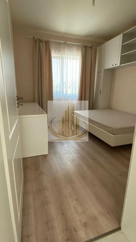 Casă individuală | 125 mp | P+M | 3 dormitoare, 2 bai | Dumbravita - Echipa Grand Mobilis Imobiliare vă propune spre închiriere o casă individuală modernă, desfășurată pe Parter + Mansardă, cu o suprafață utilă de 125 mp, situată într-o zonă liniștită și aerisită, ideală pentru familiile care își doresc confort, intimitate și acces facil către toate facilitățile orașului.

Proprietatea este o construcție nouă, realizată cu materiale de calitate, atenție la detalii și accent pe funcționalitate, oferind un ambient modern, luminos și primitor.

Compartimentarea este practică și bine gândită:

Parter:

living spațios cu bucătărie open-space;
2 dormitoare;
2 băi.

Mansardă:

dormitor;
zonă generoasă de living și birou;
multiple spații de depozitare.

Un avantaj important îl reprezintă faptul că, în următoarele 2-3 luni, va fi amenajată și cea de-a treia baie de la mansardă, sporind și mai mult confortul oferit de proprietate.

Casa dispune de:

centrală proprie;
aer condiționat;
curte privată;
spații generoase și bine compartimentate;
multiple zone de depozitare.

Poziționarea este un alt punct forte al proprietății, aceasta fiind situată într-o zonă foarte liniștită, dar excelent conectată, având în imediata apropiere:

mijloace de transport în comun;
magazine și supermarketuri;
after-school;
școală și grădiniță;
parcuri și zone verzi;
pistă pentru biciclete;
acces facil către principalele artere ale orașului și alte puncte de interes.

Datorită suprafeței generoase de 125 mp utili, compartimentării eficiente și liniștii oferite de o locuință individuală, această proprietate reprezintă alegerea ideală pentru o familie care își dorește mai mult spațiu, confort și intimitate decât poate oferi un apartament.

Pentru mai multe detalii sau programarea unei vizionări, echipa Grand Mobilis Imobiliare vă stă cu drag la dispoziție. 
ID Intern: CP3130134