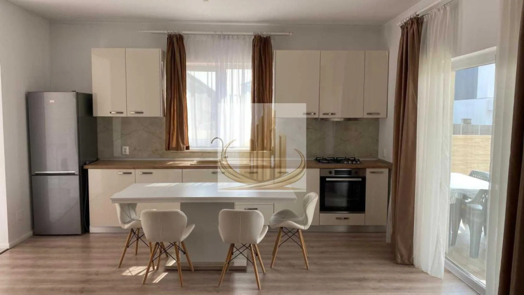 Casă individuală | 125 mp | P+M | 3 dormitoare, 2 bai | Dumbravita - Echipa Grand Mobilis Imobiliare vă propune spre închiriere o casă individuală modernă, desfășurată pe Parter + Mansardă, cu o suprafață utilă de 125 mp, situată într-o zonă liniștită și aerisită, ideală pentru familiile care își doresc confort, intimitate și acces facil către toate facilitățile orașului.

Proprietatea este o construcție nouă, realizată cu materiale de calitate, atenție la detalii și accent pe funcționalitate, oferind un ambient modern, luminos și primitor.

Compartimentarea este practică și bine gândită:

Parter:

living spațios cu bucătărie open-space;
2 dormitoare;
2 băi.

Mansardă:

dormitor;
zonă generoasă de living și birou;
multiple spații de depozitare.

Un avantaj important îl reprezintă faptul că, în următoarele 2-3 luni, va fi amenajată și cea de-a treia baie de la mansardă, sporind și mai mult confortul oferit de proprietate.

Casa dispune de:

centrală proprie;
aer condiționat;
curte privată;
spații generoase și bine compartimentate;
multiple zone de depozitare.

Poziționarea este un alt punct forte al proprietății, aceasta fiind situată într-o zonă foarte liniștită, dar excelent conectată, având în imediata apropiere:

mijloace de transport în comun;
magazine și supermarketuri;
after-school;
școală și grădiniță;
parcuri și zone verzi;
pistă pentru biciclete;
acces facil către principalele artere ale orașului și alte puncte de interes.

Datorită suprafeței generoase de 125 mp utili, compartimentării eficiente și liniștii oferite de o locuință individuală, această proprietate reprezintă alegerea ideală pentru o familie care își dorește mai mult spațiu, confort și intimitate decât poate oferi un apartament.

Pentru mai multe detalii sau programarea unei vizionări, echipa Grand Mobilis Imobiliare vă stă cu drag la dispoziție. 
ID Intern: CP3130134