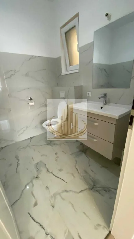 Casă individuală | 125 mp | P+M | 3 dormitoare, 2 bai | Dumbravita - Echipa Grand Mobilis Imobiliare vă propune spre închiriere o casă individuală modernă, desfășurată pe Parter + Mansardă, cu o suprafață utilă de 125 mp, situată într-o zonă liniștită și aerisită, ideală pentru familiile care își doresc confort, intimitate și acces facil către toate facilitățile orașului.

Proprietatea este o construcție nouă, realizată cu materiale de calitate, atenție la detalii și accent pe funcționalitate, oferind un ambient modern, luminos și primitor.

Compartimentarea este practică și bine gândită:

Parter:

living spațios cu bucătărie open-space;
2 dormitoare;
2 băi.

Mansardă:

dormitor;
zonă generoasă de living și birou;
multiple spații de depozitare.

Un avantaj important îl reprezintă faptul că, în următoarele 2-3 luni, va fi amenajată și cea de-a treia baie de la mansardă, sporind și mai mult confortul oferit de proprietate.

Casa dispune de:

centrală proprie;
aer condiționat;
curte privată;
spații generoase și bine compartimentate;
multiple zone de depozitare.

Poziționarea este un alt punct forte al proprietății, aceasta fiind situată într-o zonă foarte liniștită, dar excelent conectată, având în imediata apropiere:

mijloace de transport în comun;
magazine și supermarketuri;
after-school;
școală și grădiniță;
parcuri și zone verzi;
pistă pentru biciclete;
acces facil către principalele artere ale orașului și alte puncte de interes.

Datorită suprafeței generoase de 125 mp utili, compartimentării eficiente și liniștii oferite de o locuință individuală, această proprietate reprezintă alegerea ideală pentru o familie care își dorește mai mult spațiu, confort și intimitate decât poate oferi un apartament.

Pentru mai multe detalii sau programarea unei vizionări, echipa Grand Mobilis Imobiliare vă stă cu drag la dispoziție. 
ID Intern: CP3130134