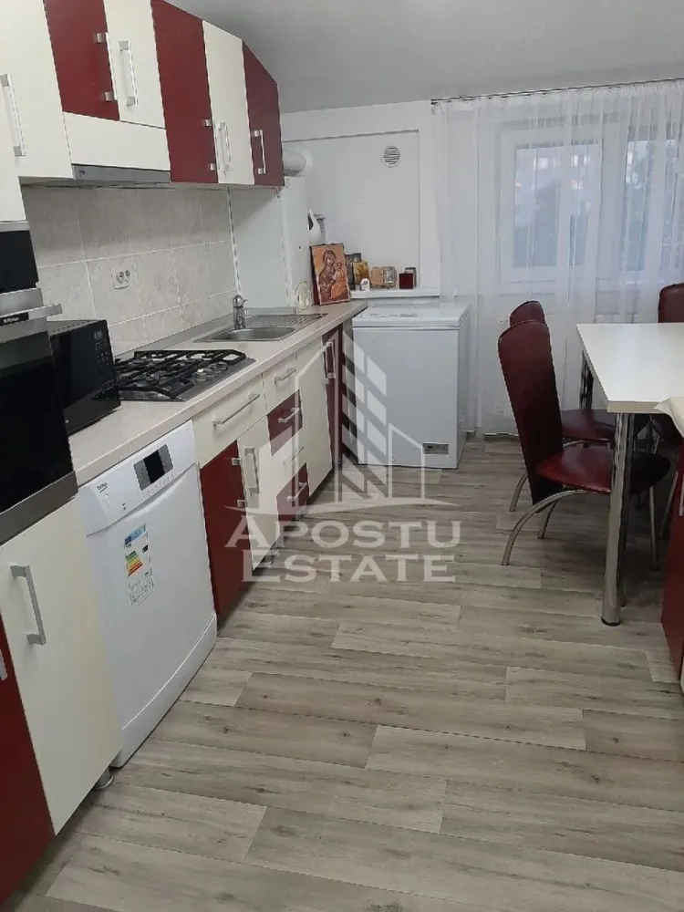 Apartament cu 2 camere de vanzare, decomandat, zona Sagului, Timisoara - Agentia imobiliara APOSTU ESTATE va ofera spre vanzare un apartament 2 camere, complet mobilat si utilat, localizat in judetul Timis, Timisoara, zona Sagului.
Apartamentul are o suprafata de 48 mp utili si este situat la etajul 5.
Compartimentare:
- Hol de acces
- Bucatarie
- Living
- Dormitor
- Baie
Confortul termic este asigurat prin intermediul centralei proprii si a aparatului de aer conditionat.
Zona cu numeroase facilitati si puncte de interes precum: acces rapid si usor la mijloacele de transport in comun, mall-ul Shopping City la cateva minute distanta, si alte supermarket-uri in apropiere, farmacii, institutii de invatamant, restaurante, baruri, cafenele si multe altele.
Agentia imobiliara Apostu Estate va ofera consultanta bancara gratuita prin intermediul colaboratorilor nostri pentru alegerea celui mai potrivit tip de credit, astfel incat tu sa devi noul proprietar al acestui apartament.
Va asteptam cu drag la o vizionare!
ID intern: CP3124299.
