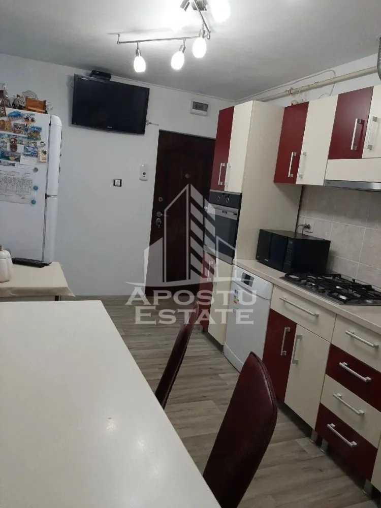 Apartament cu 2 camere de vanzare, decomandat, zona Sagului, Timisoara - Agentia imobiliara APOSTU ESTATE va ofera spre vanzare un apartament 2 camere, complet mobilat si utilat, localizat in judetul Timis, Timisoara, zona Sagului.
Apartamentul are o suprafata de 48 mp utili si este situat la etajul 5.
Compartimentare:
- Hol de acces
- Bucatarie
- Living
- Dormitor
- Baie
Confortul termic este asigurat prin intermediul centralei proprii si a aparatului de aer conditionat.
Zona cu numeroase facilitati si puncte de interes precum: acces rapid si usor la mijloacele de transport in comun, mall-ul Shopping City la cateva minute distanta, si alte supermarket-uri in apropiere, farmacii, institutii de invatamant, restaurante, baruri, cafenele si multe altele.
Agentia imobiliara Apostu Estate va ofera consultanta bancara gratuita prin intermediul colaboratorilor nostri pentru alegerea celui mai potrivit tip de credit, astfel incat tu sa devi noul proprietar al acestui apartament.
Va asteptam cu drag la o vizionare!
ID intern: CP3124299.