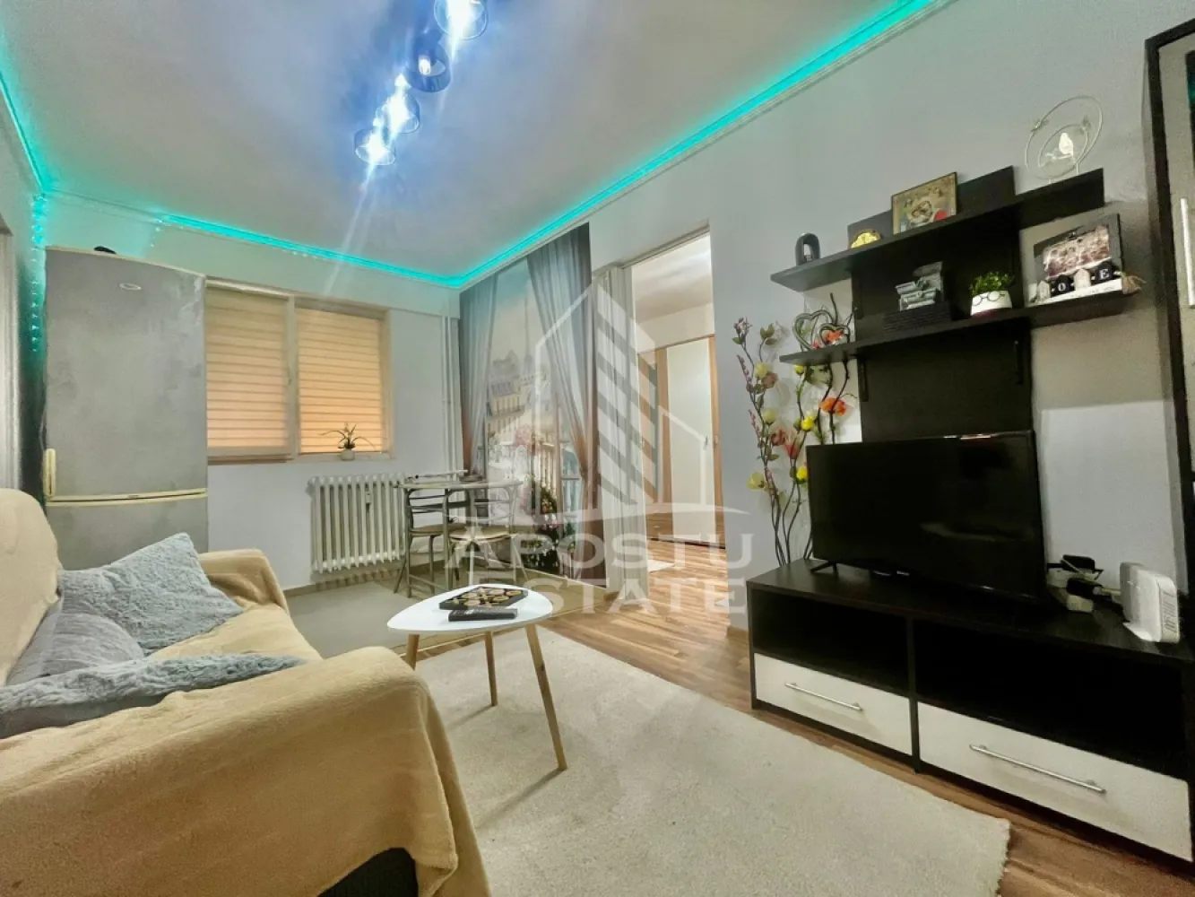 Apartament 2 camere, zona Intim - Apostu Estate va propune apartament de inchiriat in zona Intim, una dintre cele mai cautate si bine dezvoltate zone din oras, ideal pentru cei care isi doresc confort, acces rapid la facilitati si un stil de viata modern.

Locuinta are o suprafata utila de 40 mp si este compartimentata eficient, oferind un echilibru perfect intre spatiu si functionalitate. Apartamentul este luminos, bine intretinut si amenajat astfel incat sa ofere o atmosfera primitoare inca de la prima vedere.

Zona Intim ofera acces rapid la supermarketuri, magazine, farmacii, restaurante, mijloace de transport in comun si alte puncte de interes, fiind potrivita atat pentru persoane active, cat si pentru cupluri sau familii.

Apartamentul este ideal pentru cei care cauta o locuinta confortabila, bine pozitionata si gata de mutare, intr-o zona urbana moderna si bine conectata si se inchiriaza complet mobilat si utilat, fiind pregatit pentru mutare imediata. Mobilierul este modern si practic, iar electrocasnicele necesare sunt deja instalate, astfel incat viitorul chirias sa nu mai fie nevoit sa faca investitii suplimentare.
Pentru mai multe detalii, va rugam sa ne contactati
CP3059781