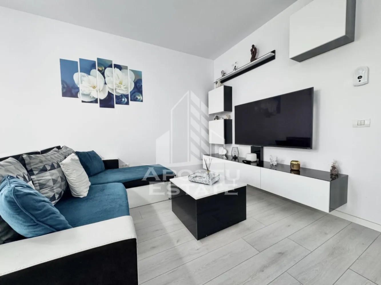 Apartament cu 2 camere la etajul 1 cu lift complet mobilat si utilat - APOSTU ESTATE va propune spre inchiriere un apartament cu 2 camere spatios si luminos, situat in Giroc, potrivit pentru cupluri sau persoane singure care isi doresc o locuinta in care sa se simta confortabil.

Imobilul este situat la etajul 1 din 3, intr-un bloc cu lift si are suprafata de 52 mp.

Compartimentare:
- hol acces cu numeroase spatii pentru depozitare
- Bucatarie complet mobilata si utilata (frigider si masina de spalat vase incorporate, plita pe gaz, cuptor electric, hota si cuptor cu microunde)
- Living luminos si spatios
- Dormitor complet mobilat si utilat
- Baie cu cada si geam
- Terasa 

Confortul termic este asigurat prin intermediul centralei proprii pe gaz, incalzire cu calorifere si al aparatului pentru aer conditionat montat in living.
1 Loc de parcare supravegheat video.

In zona sunt magazine si supermarket-uri precum Profi la 1 minut de mers pe jos, statie de autobuz la 3 minute, scoala si gradinita la 15 minute distanta.

Pentru mai multe detalii nu ezitati sa ne contactati!
Va asteptam cu drag la o vizionare chiar astazi!
CP2741330