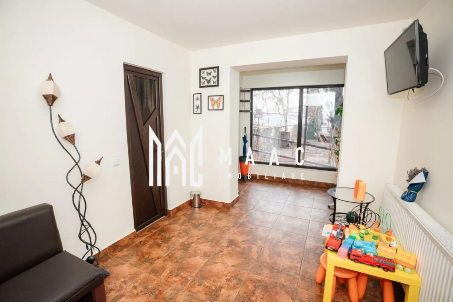 Spatiu Comercial | 78MP | 4 camere - Spatiu Comercial, 4 camere – zona Traian, Râmnicu Vâlcea

MAAC Imobiliare vă propune spre vânzare un apartament cu 4 camere modificat in spatiu comercial si intrare stradala, situat într-o zona Traian.
Proprietatea are o suprafață utila de 78 MP si totala de 85MP ( incluzand rampa de acces stradal).

Spatiul are toate autorizatile functionale, iar aleea este concesionata de la Primarie pentru o perioada de 99 ani.

Este o alegere ideală pentru investiție, fiind disponibil imediat pentru vanzare si este pretabil pentru inchiriere sau activitati comerciale.

Apartamentul a fost renovat integral si se prezinta intocmai ca in fotografii.

Compartimentare:
-3 Camere cu utilitate pentru activitati comerciale si acces stradal.
-Baie pentru clienti
-Baie privata
-Bucatarie complet utilata
-1 camera separata ce poate fi utilizata ca spatiu privat.

Imobilul se poate compartimenta in doua unitati locative ( garsoniera de 35MP si apartament cu 3 camere).

Incalzirea se realizeaza de catre o centrala termica Viessman.

📞 Pentru mai multe detalii și programarea unei vizionări, contactați echipa MAAC Imobiliare Râmnicu Vâlcea.

id- CP2894717