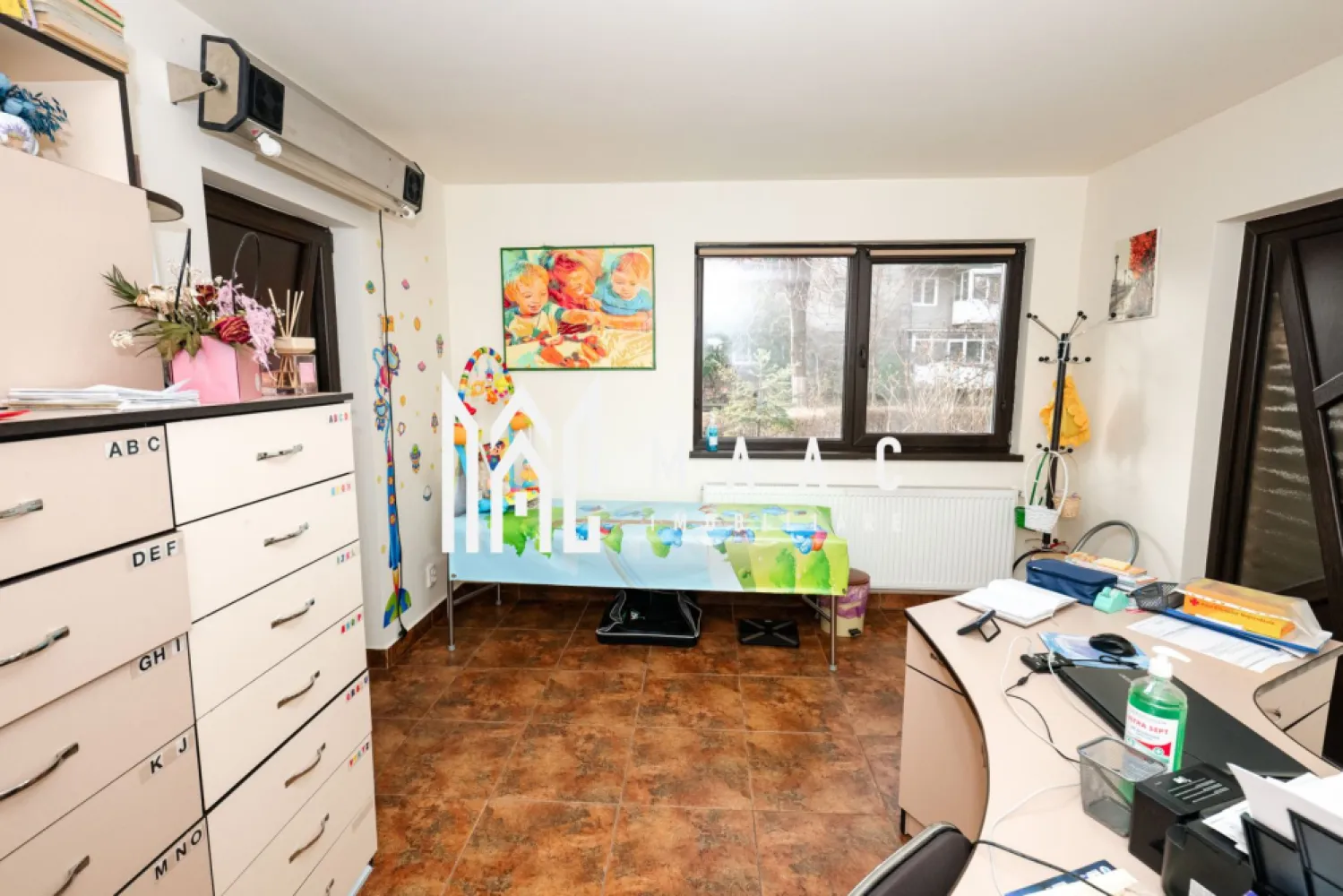 Spatiu Comercial | 78MP | 4 camere - Spatiu Comercial, 4 camere – zona Traian, Râmnicu Vâlcea

MAAC Imobiliare vă propune spre vânzare un apartament cu 4 camere modificat in spatiu comercial si intrare stradala, situat într-o zona Traian.
Proprietatea are o suprafață utila de 78 MP si totala de 85MP ( incluzand rampa de acces stradal).

Spatiul are toate autorizatile functionale, iar aleea este concesionata de la Primarie pentru o perioada de 99 ani.

Este o alegere ideală pentru investiție, fiind disponibil imediat pentru vanzare si este pretabil pentru inchiriere sau activitati comerciale.

Apartamentul a fost renovat integral si se prezinta intocmai ca in fotografii.

Compartimentare:
-3 Camere cu utilitate pentru activitati comerciale si acces stradal.
-Baie pentru clienti
-Baie privata
-Bucatarie complet utilata
-1 camera separata ce poate fi utilizata ca spatiu privat.

Imobilul se poate compartimenta in doua unitati locative ( garsoniera de 35MP si apartament cu 3 camere).

Incalzirea se realizeaza de catre o centrala termica Viessman.

📞 Pentru mai multe detalii și programarea unei vizionări, contactați echipa MAAC Imobiliare Râmnicu Vâlcea.

id- CP2894717