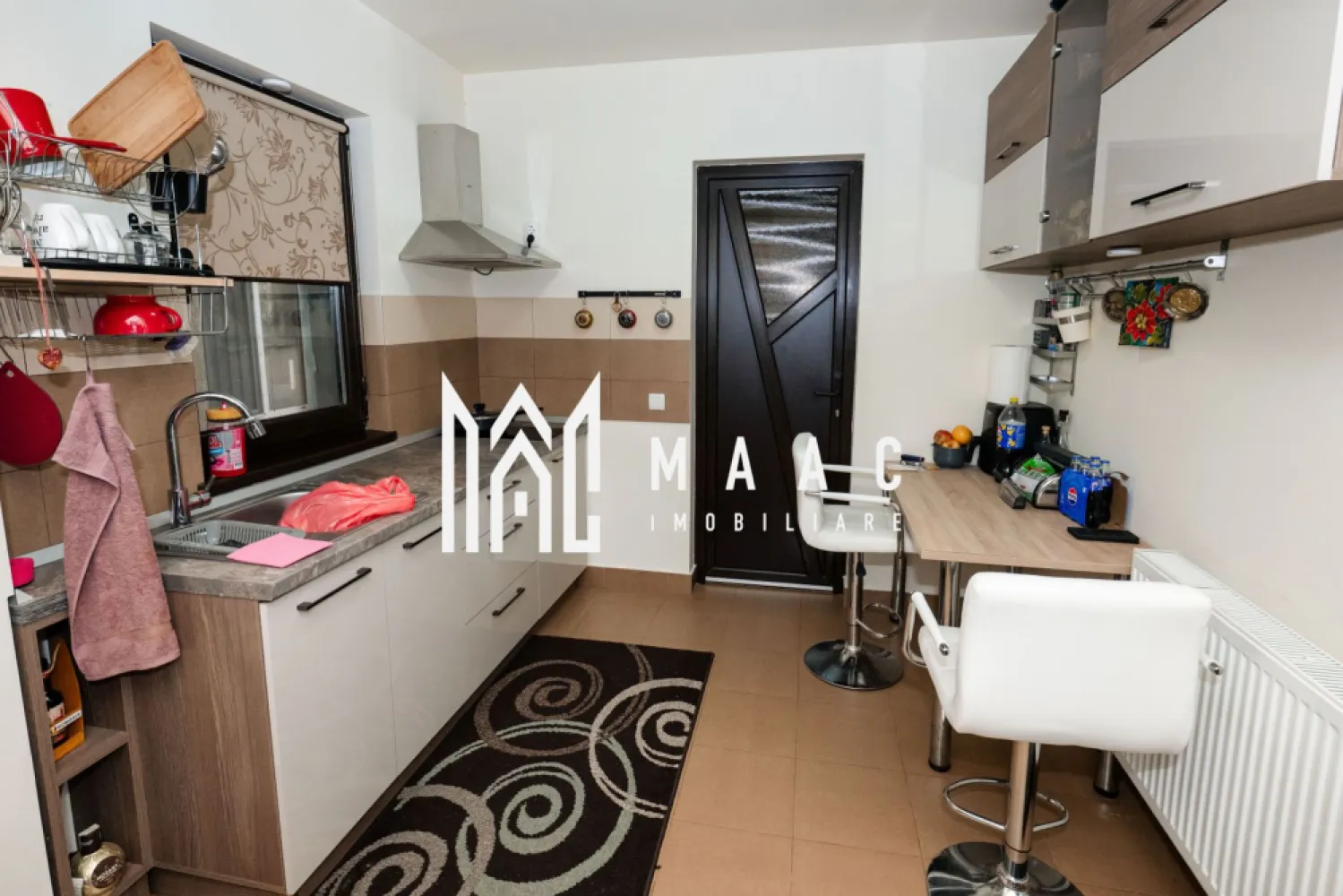 Spatiu Comercial | 78MP | 4 camere - Spatiu Comercial, 4 camere – zona Traian, Râmnicu Vâlcea

MAAC Imobiliare vă propune spre vânzare un apartament cu 4 camere modificat in spatiu comercial si intrare stradala, situat într-o zona Traian.
Proprietatea are o suprafață utila de 78 MP si totala de 85MP ( incluzand rampa de acces stradal).

Spatiul are toate autorizatile functionale, iar aleea este concesionata de la Primarie pentru o perioada de 99 ani.

Este o alegere ideală pentru investiție, fiind disponibil imediat pentru vanzare si este pretabil pentru inchiriere sau activitati comerciale.

Apartamentul a fost renovat integral si se prezinta intocmai ca in fotografii.

Compartimentare:
-3 Camere cu utilitate pentru activitati comerciale si acces stradal.
-Baie pentru clienti
-Baie privata
-Bucatarie complet utilata
-1 camera separata ce poate fi utilizata ca spatiu privat.

Imobilul se poate compartimenta in doua unitati locative ( garsoniera de 35MP si apartament cu 3 camere).

Incalzirea se realizeaza de catre o centrala termica Viessman.

📞 Pentru mai multe detalii și programarea unei vizionări, contactați echipa MAAC Imobiliare Râmnicu Vâlcea.

id- CP2894717