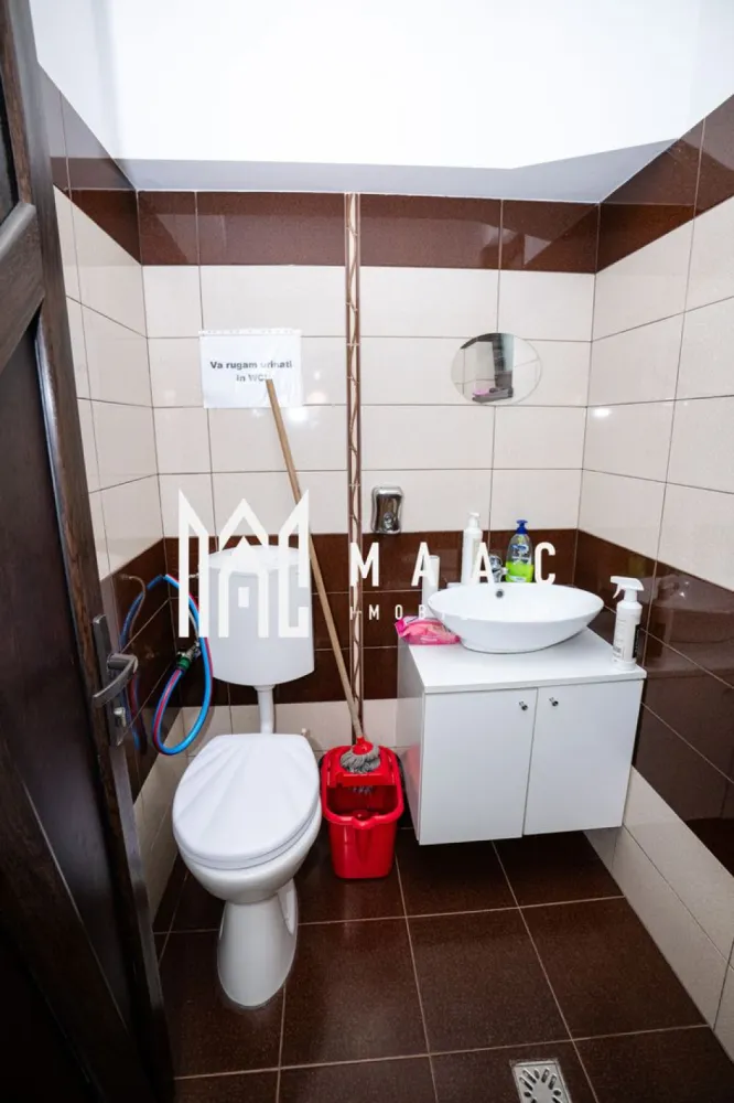 Spatiu Comercial | 78MP | 4 camere - Spatiu Comercial, 4 camere – zona Traian, Râmnicu Vâlcea

MAAC Imobiliare vă propune spre vânzare un apartament cu 4 camere modificat in spatiu comercial si intrare stradala, situat într-o zona Traian.
Proprietatea are o suprafață utila de 78 MP si totala de 85MP ( incluzand rampa de acces stradal).

Spatiul are toate autorizatile functionale, iar aleea este concesionata de la Primarie pentru o perioada de 99 ani.

Este o alegere ideală pentru investiție, fiind disponibil imediat pentru vanzare si este pretabil pentru inchiriere sau activitati comerciale.

Apartamentul a fost renovat integral si se prezinta intocmai ca in fotografii.

Compartimentare:
-3 Camere cu utilitate pentru activitati comerciale si acces stradal.
-Baie pentru clienti
-Baie privata
-Bucatarie complet utilata
-1 camera separata ce poate fi utilizata ca spatiu privat.

Imobilul se poate compartimenta in doua unitati locative ( garsoniera de 35MP si apartament cu 3 camere).

Incalzirea se realizeaza de catre o centrala termica Viessman.

📞 Pentru mai multe detalii și programarea unei vizionări, contactați echipa MAAC Imobiliare Râmnicu Vâlcea.

id- CP2894717