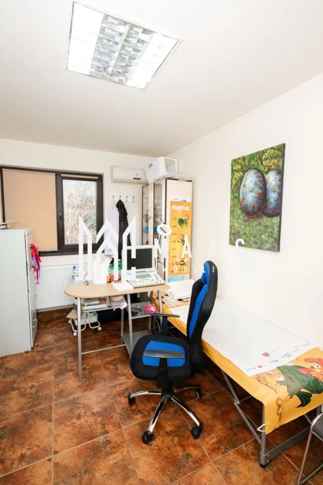 Spatiu Comercial | 78MP | 4 camere - Spatiu Comercial, 4 camere – zona Traian, Râmnicu Vâlcea

MAAC Imobiliare vă propune spre vânzare un apartament cu 4 camere modificat in spatiu comercial si intrare stradala, situat într-o zona Traian.
Proprietatea are o suprafață utila de 78 MP si totala de 85MP ( incluzand rampa de acces stradal).

Spatiul are toate autorizatile functionale, iar aleea este concesionata de la Primarie pentru o perioada de 99 ani.

Este o alegere ideală pentru investiție, fiind disponibil imediat pentru vanzare si este pretabil pentru inchiriere sau activitati comerciale.

Apartamentul a fost renovat integral si se prezinta intocmai ca in fotografii.

Compartimentare:
-3 Camere cu utilitate pentru activitati comerciale si acces stradal.
-Baie pentru clienti
-Baie privata
-Bucatarie complet utilata
-1 camera separata ce poate fi utilizata ca spatiu privat.

Imobilul se poate compartimenta in doua unitati locative ( garsoniera de 35MP si apartament cu 3 camere).

Incalzirea se realizeaza de catre o centrala termica Viessman.

📞 Pentru mai multe detalii și programarea unei vizionări, contactați echipa MAAC Imobiliare Râmnicu Vâlcea.

id- CP2894717