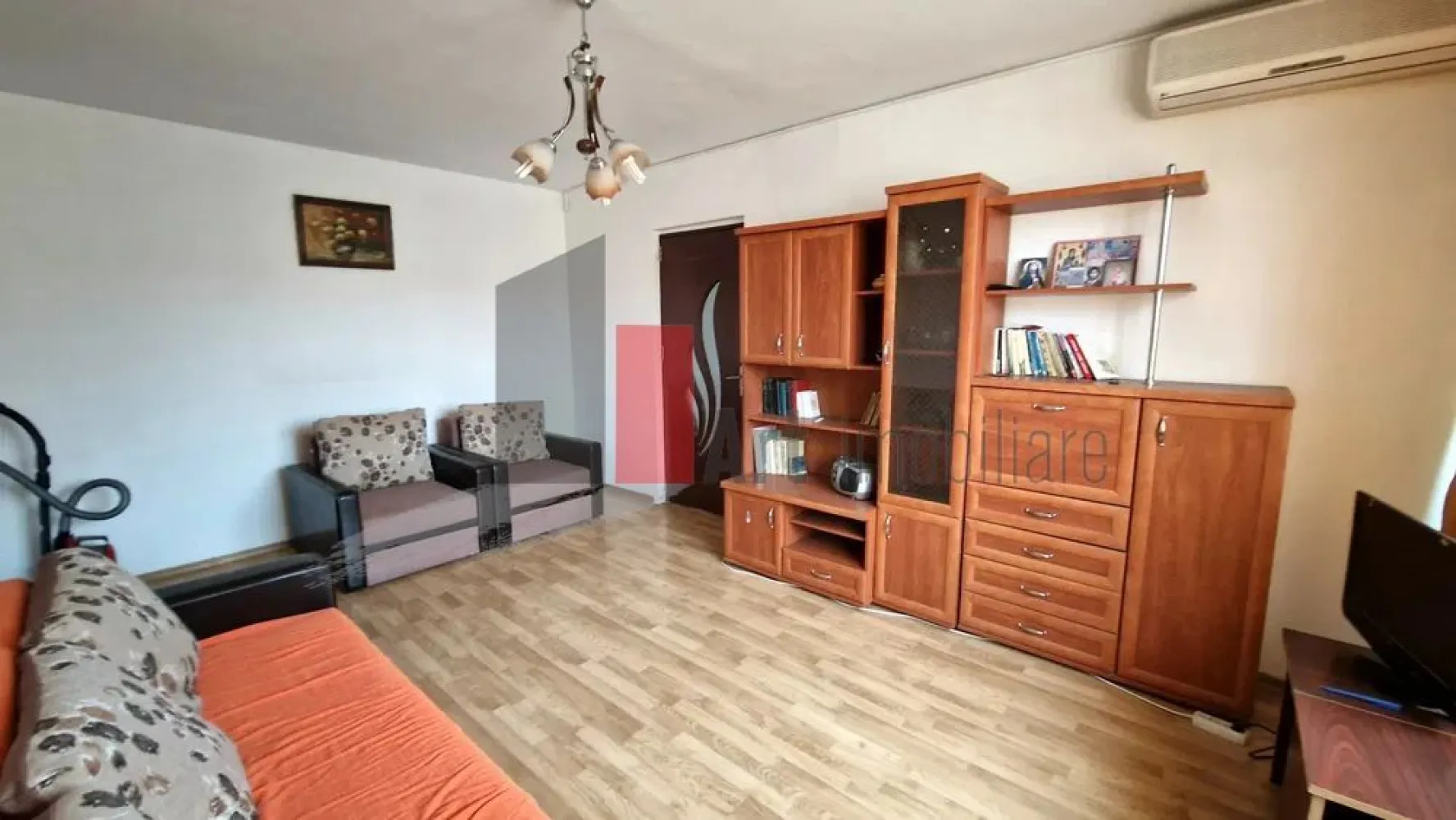 Vânzare apartament 2 camere Bd. Obregia - Fântâna Florilor - Vă propun spre vânzare un apartament spațios, luminos, semidecomandat de 2 camere. Situat la etajul 9/10, într-un bloc izolat, construit în 1972.
Apartamentul este semidecomandat, are o suprafață utilă de 46,5 mp, la care se adaugă balconul închis de 5,8mp, rezultând o suprafață utilă totală de 52,3 mp.
Bucătăria de 7,2 mp este mare, aproape pătrată. Baia are aerisire naturală, prin geam.
Au fost schimbate caloriferele, parchetul și ușile, iar pereții au fost curățați, retencuiți și zugrăviți.

Imobilul este amplasat la doar 5 minute de stația de metrou Piața Sudului și de centrul comercial Sun Plaza. În apropiere sunt Colegiul Onicescu și Școala 194. 

Proprietatea este potrivită atât pentru locuit, cât și pentru investiție. Toate actele sunt pregătite.
Se poate achiziționa prin credit.
La mică distanță sunt magazine, piață, mijloace de transport în comun.

Apartamentul reprezintă o oportunitate pentru cei care caută o investiție într-o zonă cu acces facil la metrou și puncte de interes importante.

Pentru mai multe detalii și programarea unei vizionări, vă stau la dispoziție.