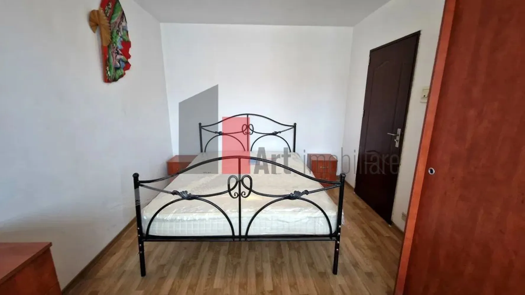 Vânzare apartament 2 camere Bd. Obregia - Fântâna Florilor - Vă propun spre vânzare un apartament spațios, luminos, semidecomandat de 2 camere. Situat la etajul 9/10, într-un bloc izolat, construit în 1972.
Apartamentul este semidecomandat, are o suprafață utilă de 46,5 mp, la care se adaugă balconul închis de 5,8mp, rezultând o suprafață utilă totală de 52,3 mp.
Bucătăria de 7,2 mp este mare, aproape pătrată. Baia are aerisire naturală, prin geam.
Au fost schimbate caloriferele, parchetul și ușile, iar pereții au fost curățați, retencuiți și zugrăviți.

Imobilul este amplasat la doar 5 minute de stația de metrou Piața Sudului și de centrul comercial Sun Plaza. În apropiere sunt Colegiul Onicescu și Școala 194. 

Proprietatea este potrivită atât pentru locuit, cât și pentru investiție. Toate actele sunt pregătite.
Se poate achiziționa prin credit.
La mică distanță sunt magazine, piață, mijloace de transport în comun.

Apartamentul reprezintă o oportunitate pentru cei care caută o investiție într-o zonă cu acces facil la metrou și puncte de interes importante.

Pentru mai multe detalii și programarea unei vizionări, vă stau la dispoziție.