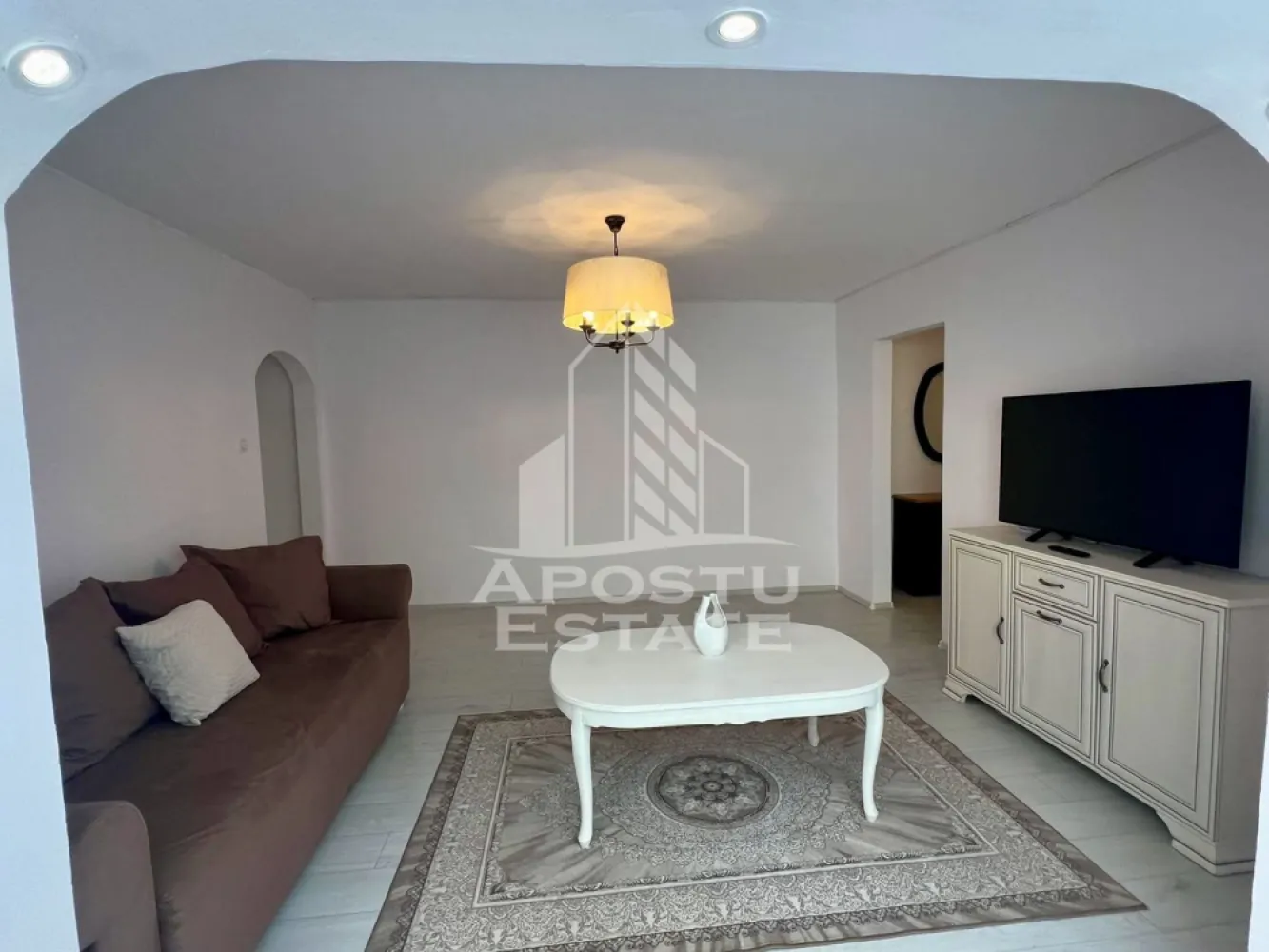 Apartament 3 camere de inchiriat, Complexul Studentesc, Timisoara - Agentia imobiliara APOSTU ESTATE va propune spre inchiriere un apartament cu 3 camere, spatios si luminos, situat in zona Complexului Studentesc, o zona linistita si bine pozitionata din Timisoara, potrivit pentru cupluri,familii, sau studenti care isi doresc o locuinta unde sa se simta confortabil si cu acces facil catre scoli, statii de autobuz, supermarketuri , magazine de zona, parcuri.

Suprafata utila: 78 mp
Compartimentare eficienta:
-Hol de acces generos
-Bucatarie complet mobilata si utilata, cu loc de luat masa
-Living luminos si spatios
-Dormitoare mobilate si utilate
-Baie prevazuta cu cada
-Baie de serviciu

Confort si facilitati:
-Incalzirea apartamentului: centrala proprie
-Incalzirea prin calorifere
-Apartamentul este complet mobilat si utilat
-Se accepta animale de companie de catre proprietar

Localizare:
-Timis,Timisoara, zona Complexului Studentesc – acces facil spre magazine, supermarketul Lidl, scoli, parcuri si mijloace de transport in comun.

Ideal pentru:
-Familii
-Cupluri
-Studenti
-Straini

Disponibilitate: imediata
Pret chirie lunara: 450 euro 
Programeaza o vizionare pentru a-ti putea imagina viitorul aici!
ID intern: CP3131174