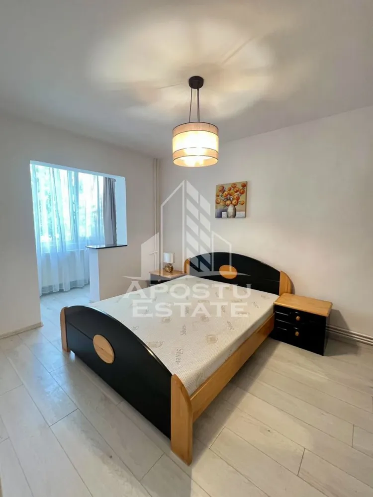 Apartament 3 camere de inchiriat, Complexul Studentesc, Timisoara - Agentia imobiliara APOSTU ESTATE va propune spre inchiriere un apartament cu 3 camere, spatios si luminos, situat in zona Complexului Studentesc, o zona linistita si bine pozitionata din Timisoara, potrivit pentru cupluri,familii, sau studenti care isi doresc o locuinta unde sa se simta confortabil si cu acces facil catre scoli, statii de autobuz, supermarketuri , magazine de zona, parcuri.

Suprafata utila: 78 mp
Compartimentare eficienta:
-Hol de acces generos
-Bucatarie complet mobilata si utilata, cu loc de luat masa
-Living luminos si spatios
-Dormitoare mobilate si utilate
-Baie prevazuta cu cada
-Baie de serviciu

Confort si facilitati:
-Incalzirea apartamentului: centrala proprie
-Incalzirea prin calorifere
-Apartamentul este complet mobilat si utilat
-Se accepta animale de companie de catre proprietar

Localizare:
-Timis,Timisoara, zona Complexului Studentesc – acces facil spre magazine, supermarketul Lidl, scoli, parcuri si mijloace de transport in comun.

Ideal pentru:
-Familii
-Cupluri
-Studenti
-Straini

Disponibilitate: imediata
Pret chirie lunara: 450 euro 
Programeaza o vizionare pentru a-ti putea imagina viitorul aici!
ID intern: CP3131174