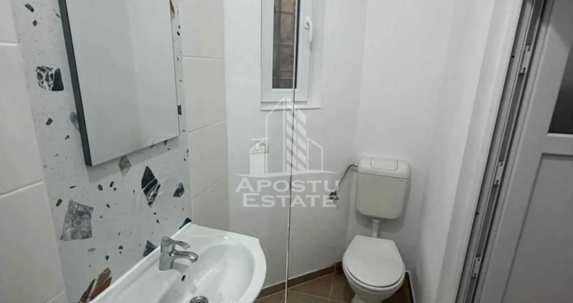 Apartament cu 1 camera, de vanzare, zona Elisabetin, Timisoara - APOSTU ESTATE va propune spre vanzare un apartament cu 1 camera, situat la curte comuna , in zona Elisabetin, Timisoara, judetul Timis,

Apartamentul este situat la parter si are o suprafata de 33 mp , beneficiaza de cota parte teren 80 mp aproximativ. si 2 boxe la subsol, trecute in Cf

Compartimentare:

- Bucatarie

- Camera

- Baie cu geam si dus

Confortul termic este realizat prin intermediul centralei proprii pe gaz, incalzire in parsodeala, apartamentul a fost renovat integral de catre proprietar.

Zona foarte linistita cu numeroase facilitati si puncte de interes precum: acces rapid si usor la mijloacele de transport in comun, piata si alte supermarket-uri in apropiere, farmacii, institutii de invatamant, restaurante, baruri, cafenele si multe altele.

Agentia imobiliara Apostu Estate va ofera consultanta bancara gratuita prin intermediul colaboratorilor nostri pentru alegerea celui mai potrivit tip de credit, astfel incat tu sa devi noul proprietar al acestui apartament.

Va asteptam cu drag la o vizionare!

CP3131156