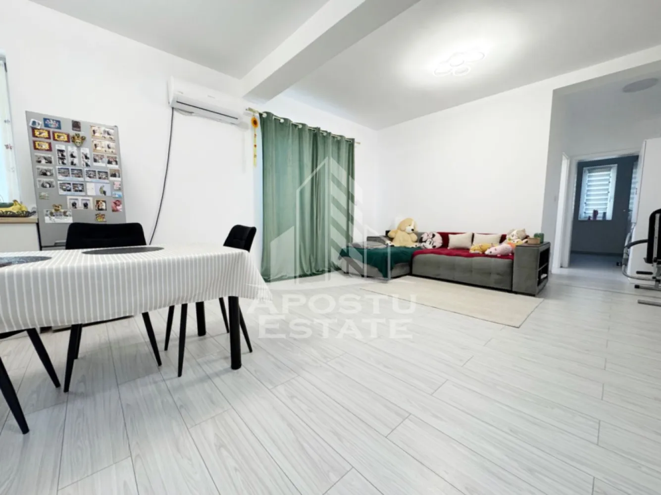 Apartament 2 camere de vanzare, 48mp utili + balcon, etaj 2/3 -Giroc - Agentia imobiliara APOSTU ESTATE va propune spre vanzare un apartament cu 2 camere cu living open-space + bucatarie, situat in Giroc, judetul Timis .

Drumul de acces spre imobil este asfaltat. In apropiere se afla un parc, magazine si supermarket-uri precum Lidl, Profi, Mega Image, Scoala, Gradinita la o distanta de 10 minute, acces facil la mijloace de transport in comun .

Apartamentul se vinde complet mobilat si utilat, precum se observa in imagini .
Imobilul dispune de o suprafata de 48 mp utili + 4 mp balcon si este situat la etajul 2/3 .

Compartimentare:
- hol acces.
- living cu bucatarie open-space.
- hol.
- dormitor.
- baie cu geam si cada.

Detalii tehnice:

- constructie realizata in anul 2012 din caramida Porotherm de 25 cm .
- exterior si interior izolat cu polistiren de 10 cm .
- pereti despartitori complet din caramida (fara rigips) tencuiti mecanizat finisati cu glet si vopsea lavabila .
- geamuri termopan cu izolare fonica si termica superioara, foarte mari si luminoase .
- centrala proprie pe gaz, sistem eficient de incalzire prin pardoseala .
- usa acces securizata, usi interioare MDF .
- electrocasnice in stare perfecta de functionare .
- 1 loc de parcare in CF.

Utilitati complete: curent, apa de la retea, canalizare, gaz .

Pret: 96.000 Euro
Pentru mai multe detalii nu ezitati sa ne contactati !

Acceptam orice fel de credit bancar. Oferim consultanta si solutii financiare prin colaboratorii nostri pentru a obtine cel mai avantajos credit Ipotecar sau Noua Casa .

Va asteptam cu drag la o vizionare chiar astazi!
CP 3129588
