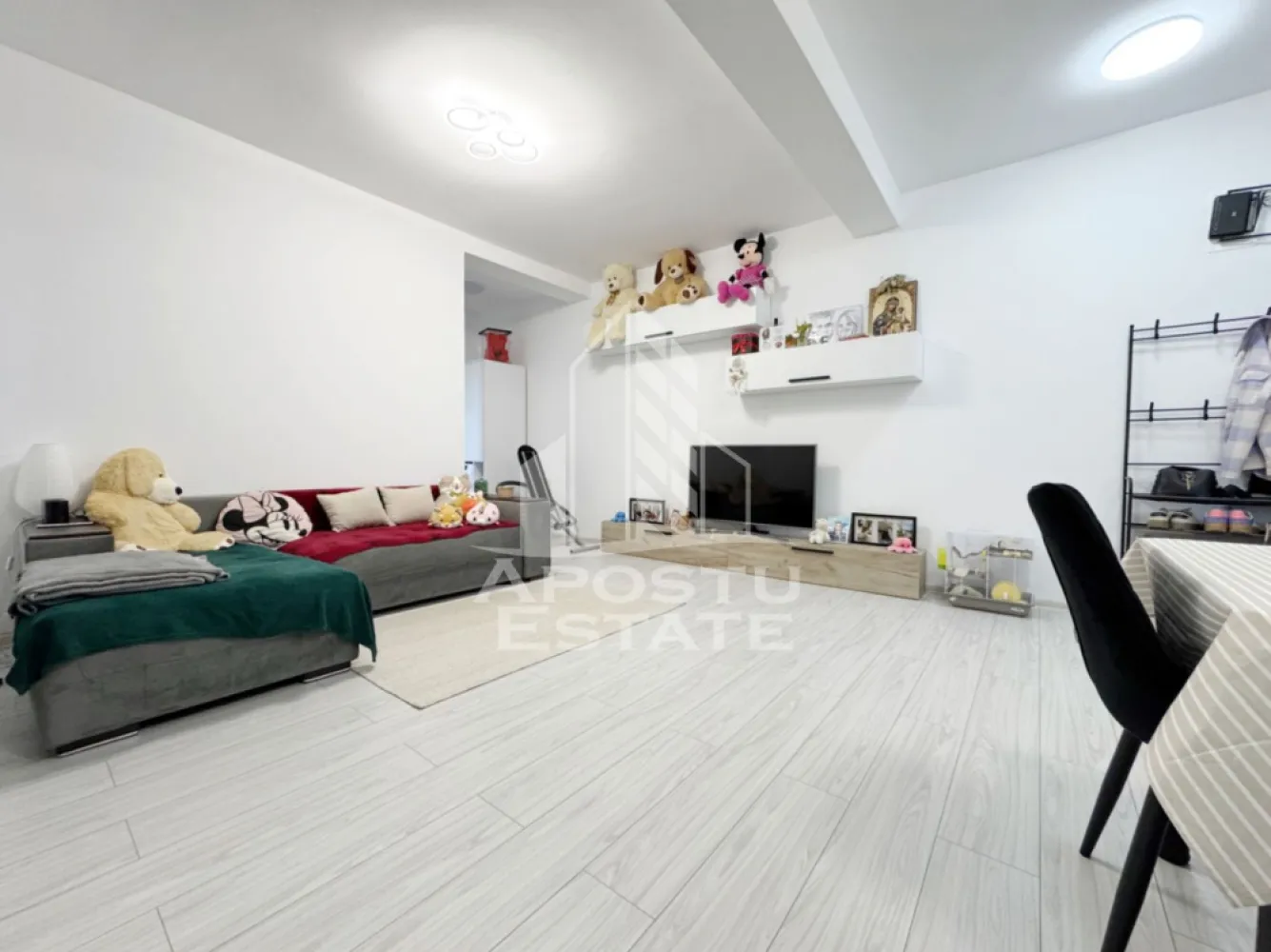 Apartament 2 camere de vanzare, 48mp utili + balcon, etaj 2/3 -Giroc - Agentia imobiliara APOSTU ESTATE va propune spre vanzare un apartament cu 2 camere cu living open-space + bucatarie, situat in Giroc, judetul Timis .

Drumul de acces spre imobil este asfaltat. In apropiere se afla un parc, magazine si supermarket-uri precum Lidl, Profi, Mega Image, Scoala, Gradinita la o distanta de 10 minute, acces facil la mijloace de transport in comun .

Apartamentul se vinde complet mobilat si utilat, precum se observa in imagini .
Imobilul dispune de o suprafata de 48 mp utili + 4 mp balcon si este situat la etajul 2/3 .

Compartimentare:
- hol acces.
- living cu bucatarie open-space.
- hol.
- dormitor.
- baie cu geam si cada.

Detalii tehnice:

- constructie realizata in anul 2012 din caramida Porotherm de 25 cm .
- exterior si interior izolat cu polistiren de 10 cm .
- pereti despartitori complet din caramida (fara rigips) tencuiti mecanizat finisati cu glet si vopsea lavabila .
- geamuri termopan cu izolare fonica si termica superioara, foarte mari si luminoase .
- centrala proprie pe gaz, sistem eficient de incalzire prin pardoseala .
- usa acces securizata, usi interioare MDF .
- electrocasnice in stare perfecta de functionare .
- 1 loc de parcare in CF.

Utilitati complete: curent, apa de la retea, canalizare, gaz .

Pret: 96.000 Euro
Pentru mai multe detalii nu ezitati sa ne contactati !

Acceptam orice fel de credit bancar. Oferim consultanta si solutii financiare prin colaboratorii nostri pentru a obtine cel mai avantajos credit Ipotecar sau Noua Casa .

Va asteptam cu drag la o vizionare chiar astazi!
CP 3129588