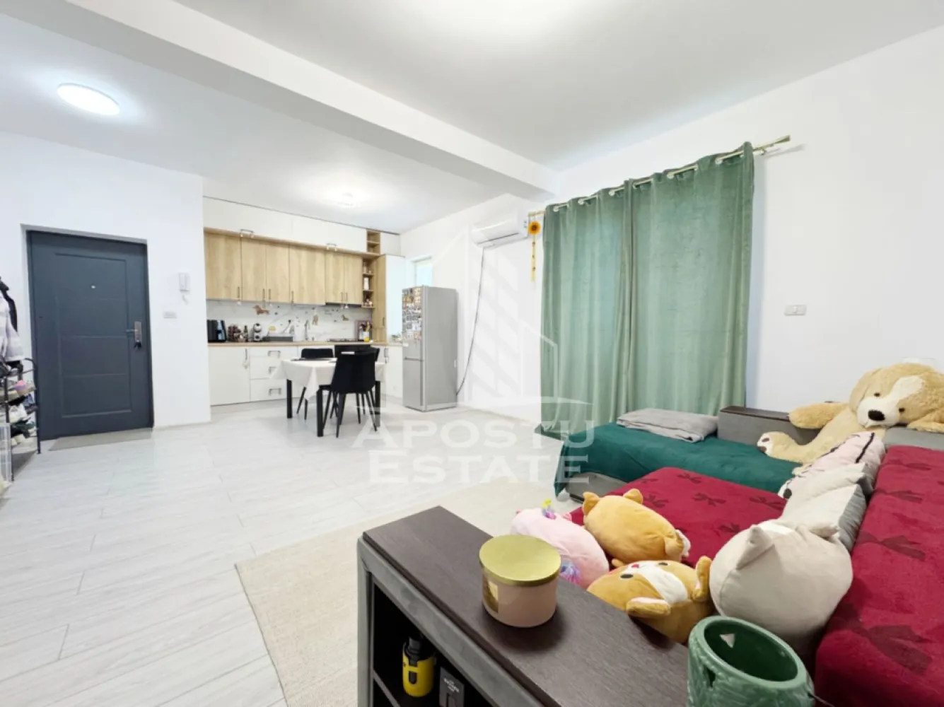Apartament 2 camere de vanzare, 48mp utili + balcon, etaj 2/3 -Giroc - Agentia imobiliara APOSTU ESTATE va propune spre vanzare un apartament cu 2 camere cu living open-space + bucatarie, situat in Giroc, judetul Timis .

Drumul de acces spre imobil este asfaltat. In apropiere se afla un parc, magazine si supermarket-uri precum Lidl, Profi, Mega Image, Scoala, Gradinita la o distanta de 10 minute, acces facil la mijloace de transport in comun .

Apartamentul se vinde complet mobilat si utilat, precum se observa in imagini .
Imobilul dispune de o suprafata de 48 mp utili + 4 mp balcon si este situat la etajul 2/3 .

Compartimentare:
- hol acces.
- living cu bucatarie open-space.
- hol.
- dormitor.
- baie cu geam si cada.

Detalii tehnice:

- constructie realizata in anul 2012 din caramida Porotherm de 25 cm .
- exterior si interior izolat cu polistiren de 10 cm .
- pereti despartitori complet din caramida (fara rigips) tencuiti mecanizat finisati cu glet si vopsea lavabila .
- geamuri termopan cu izolare fonica si termica superioara, foarte mari si luminoase .
- centrala proprie pe gaz, sistem eficient de incalzire prin pardoseala .
- usa acces securizata, usi interioare MDF .
- electrocasnice in stare perfecta de functionare .
- 1 loc de parcare in CF.

Utilitati complete: curent, apa de la retea, canalizare, gaz .

Pret: 96.000 Euro
Pentru mai multe detalii nu ezitati sa ne contactati !

Acceptam orice fel de credit bancar. Oferim consultanta si solutii financiare prin colaboratorii nostri pentru a obtine cel mai avantajos credit Ipotecar sau Noua Casa .

Va asteptam cu drag la o vizionare chiar astazi!
CP 3129588