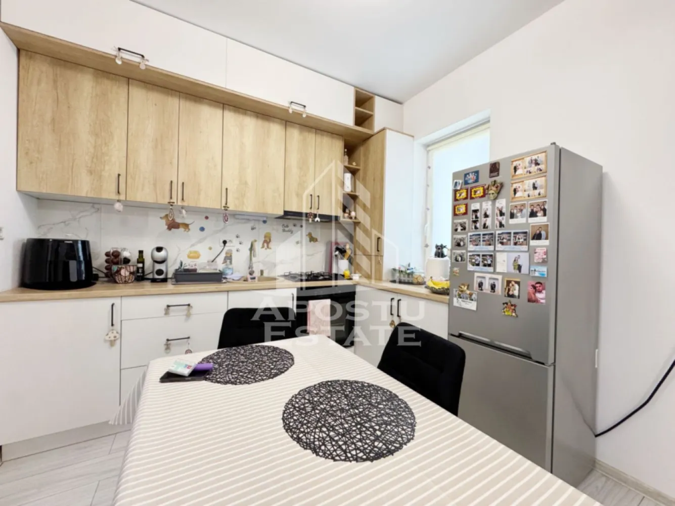 Apartament 2 camere de vanzare, 48mp utili + balcon, etaj 2/3 -Giroc - Agentia imobiliara APOSTU ESTATE va propune spre vanzare un apartament cu 2 camere cu living open-space + bucatarie, situat in Giroc, judetul Timis .

Drumul de acces spre imobil este asfaltat. In apropiere se afla un parc, magazine si supermarket-uri precum Lidl, Profi, Mega Image, Scoala, Gradinita la o distanta de 10 minute, acces facil la mijloace de transport in comun .

Apartamentul se vinde complet mobilat si utilat, precum se observa in imagini .
Imobilul dispune de o suprafata de 48 mp utili + 4 mp balcon si este situat la etajul 2/3 .

Compartimentare:
- hol acces.
- living cu bucatarie open-space.
- hol.
- dormitor.
- baie cu geam si cada.

Detalii tehnice:

- constructie realizata in anul 2012 din caramida Porotherm de 25 cm .
- exterior si interior izolat cu polistiren de 10 cm .
- pereti despartitori complet din caramida (fara rigips) tencuiti mecanizat finisati cu glet si vopsea lavabila .
- geamuri termopan cu izolare fonica si termica superioara, foarte mari si luminoase .
- centrala proprie pe gaz, sistem eficient de incalzire prin pardoseala .
- usa acces securizata, usi interioare MDF .
- electrocasnice in stare perfecta de functionare .
- 1 loc de parcare in CF.

Utilitati complete: curent, apa de la retea, canalizare, gaz .

Pret: 96.000 Euro
Pentru mai multe detalii nu ezitati sa ne contactati !

Acceptam orice fel de credit bancar. Oferim consultanta si solutii financiare prin colaboratorii nostri pentru a obtine cel mai avantajos credit Ipotecar sau Noua Casa .

Va asteptam cu drag la o vizionare chiar astazi!
CP 3129588