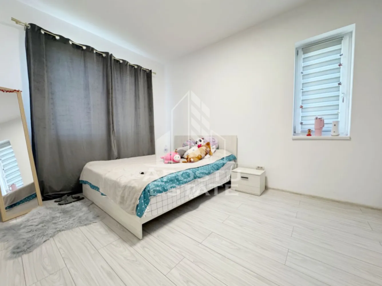 Apartament 2 camere de vanzare, 48mp utili + balcon, etaj 2/3 -Giroc - Agentia imobiliara APOSTU ESTATE va propune spre vanzare un apartament cu 2 camere cu living open-space + bucatarie, situat in Giroc, judetul Timis .

Drumul de acces spre imobil este asfaltat. In apropiere se afla un parc, magazine si supermarket-uri precum Lidl, Profi, Mega Image, Scoala, Gradinita la o distanta de 10 minute, acces facil la mijloace de transport in comun .

Apartamentul se vinde complet mobilat si utilat, precum se observa in imagini .
Imobilul dispune de o suprafata de 48 mp utili + 4 mp balcon si este situat la etajul 2/3 .

Compartimentare:
- hol acces.
- living cu bucatarie open-space.
- hol.
- dormitor.
- baie cu geam si cada.

Detalii tehnice:

- constructie realizata in anul 2012 din caramida Porotherm de 25 cm .
- exterior si interior izolat cu polistiren de 10 cm .
- pereti despartitori complet din caramida (fara rigips) tencuiti mecanizat finisati cu glet si vopsea lavabila .
- geamuri termopan cu izolare fonica si termica superioara, foarte mari si luminoase .
- centrala proprie pe gaz, sistem eficient de incalzire prin pardoseala .
- usa acces securizata, usi interioare MDF .
- electrocasnice in stare perfecta de functionare .
- 1 loc de parcare in CF.

Utilitati complete: curent, apa de la retea, canalizare, gaz .

Pret: 96.000 Euro
Pentru mai multe detalii nu ezitati sa ne contactati !

Acceptam orice fel de credit bancar. Oferim consultanta si solutii financiare prin colaboratorii nostri pentru a obtine cel mai avantajos credit Ipotecar sau Noua Casa .

Va asteptam cu drag la o vizionare chiar astazi!
CP 3129588