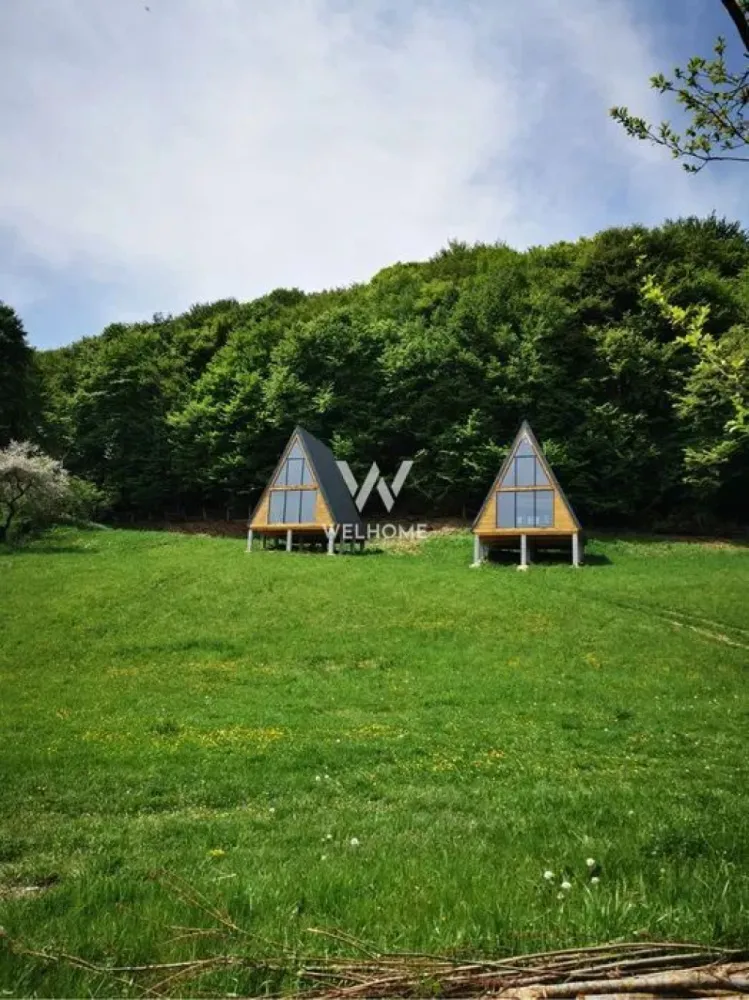 Teren cu cabane A-Frame și priveliște către Munții Făgăraș - Se vinde teren intravilan de 5.129 mp, situat la ieșirea din Bradu, într-o zonă retrasă și liniștită, cu priveliște spectaculoasă spre Munții Făgăraș și pădure în spate. Acces facil, aproape de drum, fără trafic sau zgomot.

Pe proprietate se află:

2 cabane tip A-Frame (22 mp parter + 11 mp dormitor în mansardă)

băile neamenajate

parchet din lemn masiv disponibil

filigorie de aprox. 75 mp, complet echipată (grătar, chiuvetă, mese, bănci)

Utilități: apă pe teren, curent trifazic tras până la cabane (necesită panou), gaz în apropiere.

Terenul este ideal pentru investiție turistică, retreat-uri sau casă de vacanță, având potențial excelent de extindere (cabane, ciubăr, saună).
O proprietate specială, pentru cei care caută liniște, natură și acces rapid către Sibiu, Păltiniș, Valea Avrigului și atracțiile din zonă.
Detalii și vizionări: 0743030351