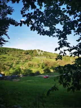 Teren cu cabane A-Frame și priveliște către Munții Făgăraș