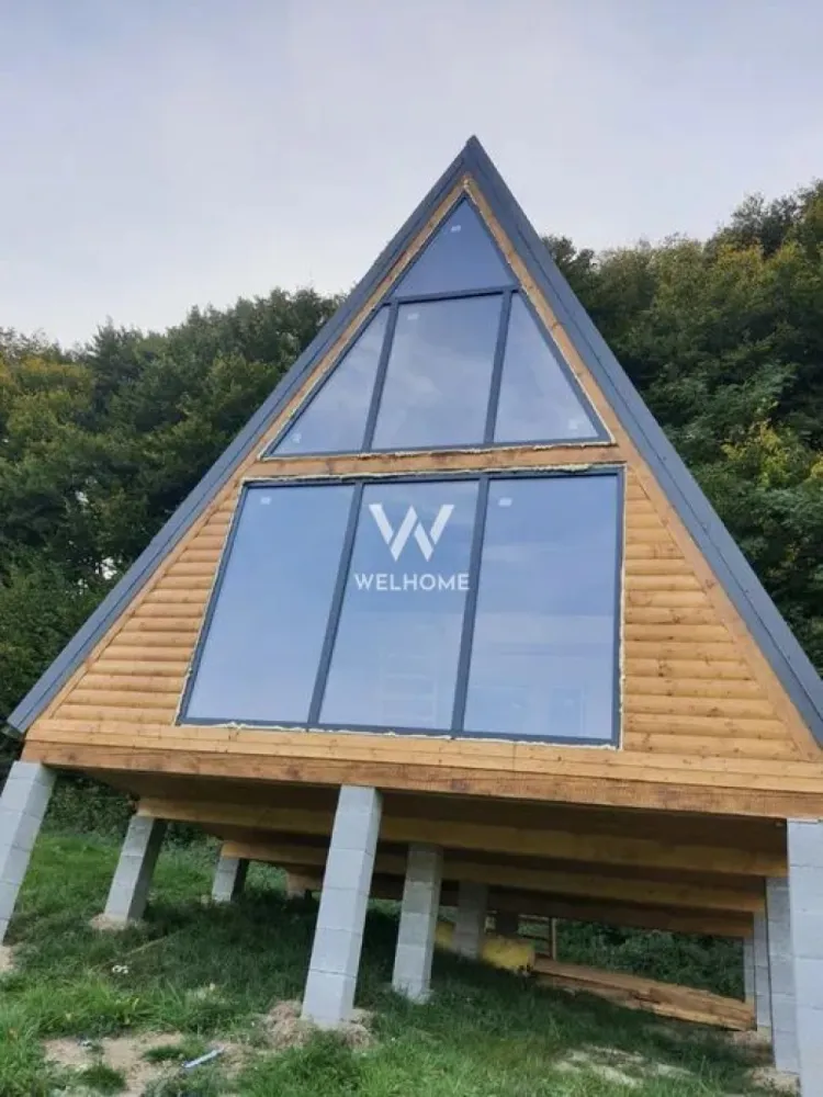 Teren cu cabane A-Frame și priveliște către Munții Făgăraș - Se vinde teren intravilan de 5.129 mp, situat la ieșirea din Bradu, într-o zonă retrasă și liniștită, cu priveliște spectaculoasă spre Munții Făgăraș și pădure în spate. Acces facil, aproape de drum, fără trafic sau zgomot.

Pe proprietate se află:

2 cabane tip A-Frame (22 mp parter + 11 mp dormitor în mansardă)

băile neamenajate

parchet din lemn masiv disponibil

filigorie de aprox. 75 mp, complet echipată (grătar, chiuvetă, mese, bănci)

Utilități: apă pe teren, curent trifazic tras până la cabane (necesită panou), gaz în apropiere.

Terenul este ideal pentru investiție turistică, retreat-uri sau casă de vacanță, având potențial excelent de extindere (cabane, ciubăr, saună).
O proprietate specială, pentru cei care caută liniște, natură și acces rapid către Sibiu, Păltiniș, Valea Avrigului și atracțiile din zonă.
Detalii și vizionări: 0743030351