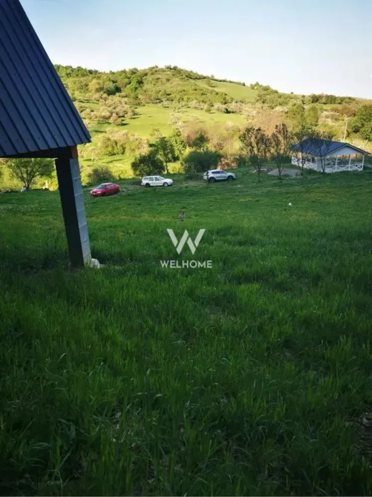 Teren cu cabane A-Frame și priveliște către Munții Făgăraș - Se vinde teren intravilan de 5.129 mp, situat la ieșirea din Bradu, într-o zonă retrasă și liniștită, cu priveliște spectaculoasă spre Munții Făgăraș și pădure în spate. Acces facil, aproape de drum, fără trafic sau zgomot.

Pe proprietate se află:

2 cabane tip A-Frame (22 mp parter + 11 mp dormitor în mansardă)

băile neamenajate

parchet din lemn masiv disponibil

filigorie de aprox. 75 mp, complet echipată (grătar, chiuvetă, mese, bănci)

Utilități: apă pe teren, curent trifazic tras până la cabane (necesită panou), gaz în apropiere.

Terenul este ideal pentru investiție turistică, retreat-uri sau casă de vacanță, având potențial excelent de extindere (cabane, ciubăr, saună).
O proprietate specială, pentru cei care caută liniște, natură și acces rapid către Sibiu, Păltiniș, Valea Avrigului și atracțiile din zonă.
Detalii și vizionări: 0743030351