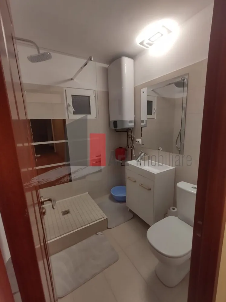 Prima închiriere apartament decomandat 3 camere - Bd. Lacul Tei -Parcul Circului - Vă propun spre închiriere un apartament luminos, decomandat de 3 camere. Situat la etajul 5/10, apartamentul este complet mobilat și utilat, fiind la prima închiriere.

Locuința beneficiază de o compartimentare practică iar bucătăria este spațioasă.
Toate instalațiile sanitare, electrice, termice au fost schimbate. Deși este racordat la sistemul de încălzire al orașului, la baie a fost montat un boiler, pentru apă caldă.
Apartamentul are 2 balcoane mari, închise, unul dintre ele fiind inclus în camera de zi. 
Baia are aerisire naturală, fiind prevăzută cu geam și este dotată cu cabină de duș.
Dressingul din hol este înalt și foarte spațios.

Imobilul nu este inclus în nici o clasă de risc sau de urgență.
Garanție 2 luni: prima achitată la semnarea contractului, a doua în decurs de 2-3 luni.

Imobilul este amplasat într-o zonă foarte bine conectată, fiind la 5 minute de mers pe jos de Parcul Circului și de Circul Metropolitan. În apropiere sunt școli, grădinițe, stația de metrou Ștefan cel Mare, magazine și toate facilitățile necesare unui stil de viață confortabil.
STB: 182, 282, N103; 17, 36; 330, 5.
Nu se acceptă animale de companie.

Pentru mai multe detalii și programarea unei vizionări, vă stau cu drag la dispoziție!