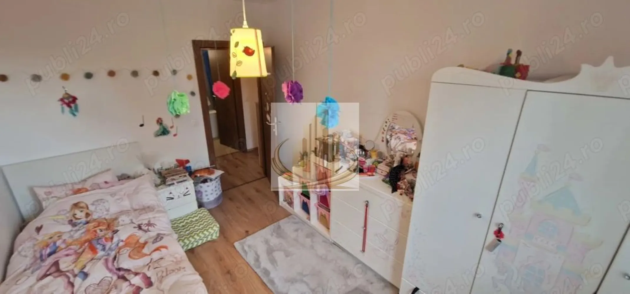 Ap 3 cam decomandat | Curte înscrisă în CF | Lipovei | Bloc Nou - Echipa Grand Mobilis Imobiliare vă propune spre vânzare un apartament deosebit cu 3 camere, decomandat, situat într-una dintre cele mai apreciate zone rezidențiale ale Timișoarei, în proximitatea Pădurii Verzi.

Construit în anul 2015, apartamentul impresionează prin compartimentarea excelentă, suprafețele generoase și combinația rar întâlnită dintre confortul unui apartament modern și beneficiile unei case, datorită curții proprii și teraselor private.

Proprietatea dispune de o suprafață utilă de 69,5 mp și beneficiază de:

curte proprie de 45,27 mp înscrisă în CF;
terasă principală de 6,22 mp;
terasă secundară de 6 mp;
loc de parcare privat de 12 mp, inclus în preț și înscris în acte.

Compartimentarea este una ideală pentru o familie:

dormitor matrimonial cu dressing și acces direct către una dintre băi;
dormitor secundar ideal pentru copil, oaspeți sau birou;
living generos și luminos;
bucătărie închisă;
2 băi;
hol principal și zone eficiente de circulație.

Apartamentul se vinde complet mobilat și utilat, fiind pregătit pentru mutare imediată. Totodată, beneficiază de centrală proprie pe gaz, încălzire prin calorifere, electrocasnice complete, filtre de apă pentru întregul apartament, protecție antirefulare și sistem automatizat de irigare pentru grădină.

Unul dintre marile avantaje ale proprietății îl reprezintă poziționarea excelentă. Apartamentul este situat într-o zonă liniștită și verde, având în imediata apropiere:

Pădurea Verde, ideală pentru plimbări, alergare și activități în aer liber;
magazine și supermarketuri (Lidl și alte puncte comerciale);
restaurante și cafenele;
sală de fitness;
școală și grădiniță;
mijloace de transport în comun;
acces rapid către principalele artere ale orașului;
Iulius Town la aproximativ 10 minute de mers cu mașina.

Datorită compartimentării eficiente, curții proprii și poziției excelente, această proprietate este alegerea ideală pentru o familie care își dorește confort, spațiu și acces la natură. Totodată, reprezintă și o oportunitate foarte bună de investiție, datorită prețului atractiv și randamentului ridicat de închiriere din zonă.

Un apartament care îmbină perfect avantajele unei locuințe moderne cu beneficiile unei grădini private, într-una dintre cele mai căutate zone din Timișoara.

Pentru mai multe detalii sau programarea unei vizionări, echipa Grand Mobilis Imobiliare vă stă cu drag la dispoziție.
ID Intern: CP3131256