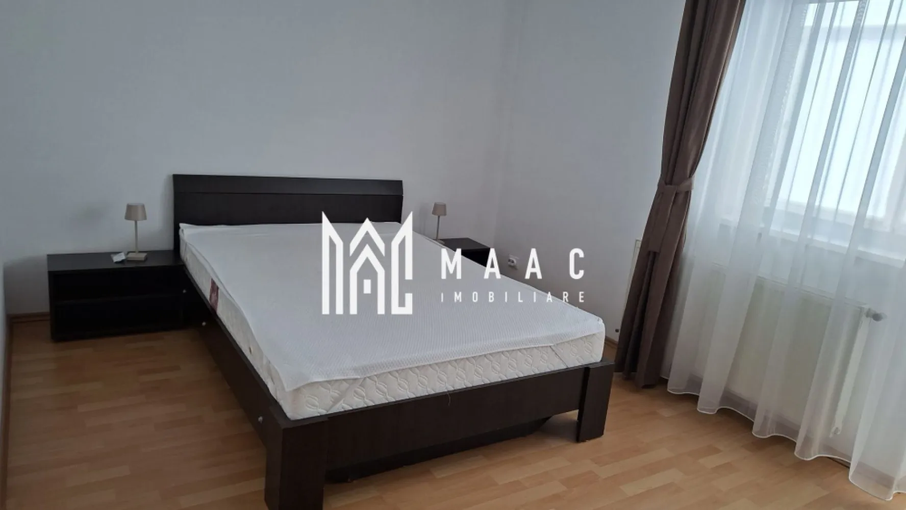 Apartament 2 camere | 60 mp + curte | Strand - MAAC Imobiliare vă propune spre închiriere, pe termen lung, un apartament complet mobilat și utilat, situat în cartierul Ștrand din Sibiu, pe strada Prof. Ioan Moga nr. 4.

Locuința este amplasată la parterul unui imobil bine întreținut și dispune de o compartimentare practică, fiind compusă din doua camere, bucatarie, baie, balcon inchis si gradina de 20 mp.

Apartamentul beneficiază de centrală termică proprie și este oferit complet mobilat, fiind pregătit pentru mutare imediată.

Zonă liniștită și apreciată – cartierul Ștrand
Parter – acces facil
Balcon închis
Grădină proprie
Loc de parcare inclu
Disponibil pentru închiriere pe termen lung

Pentru mai multe detalii sau programarea unei vizionări, nu ezitați să ne contactați specificand ID: CP3131121